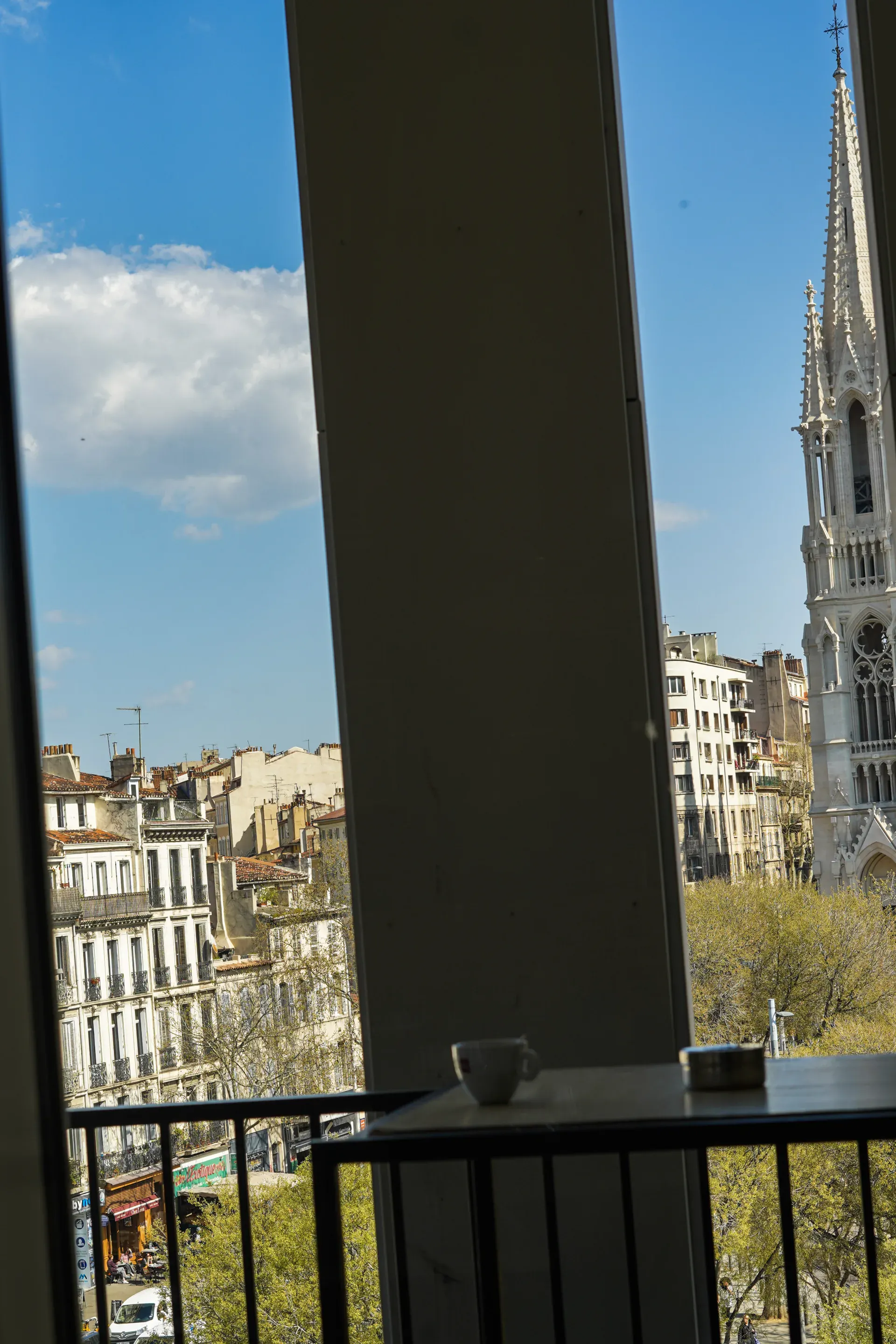 Vue depuis la terrasse rooftop de la Salle du 3 sur l'Église des Réformés à Marseille