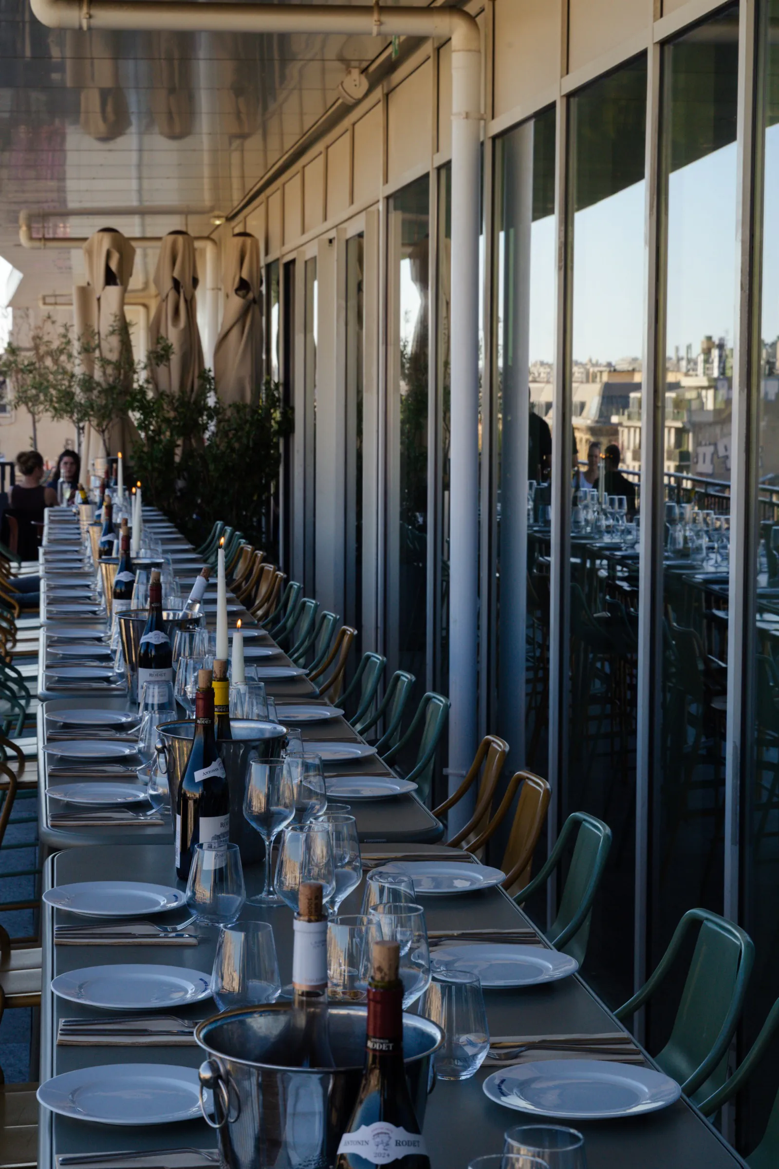 Longue tablée dressée face à la vue sur la Salle du 3, espace de réception privatisable au cœur de la Canebière, Marseille