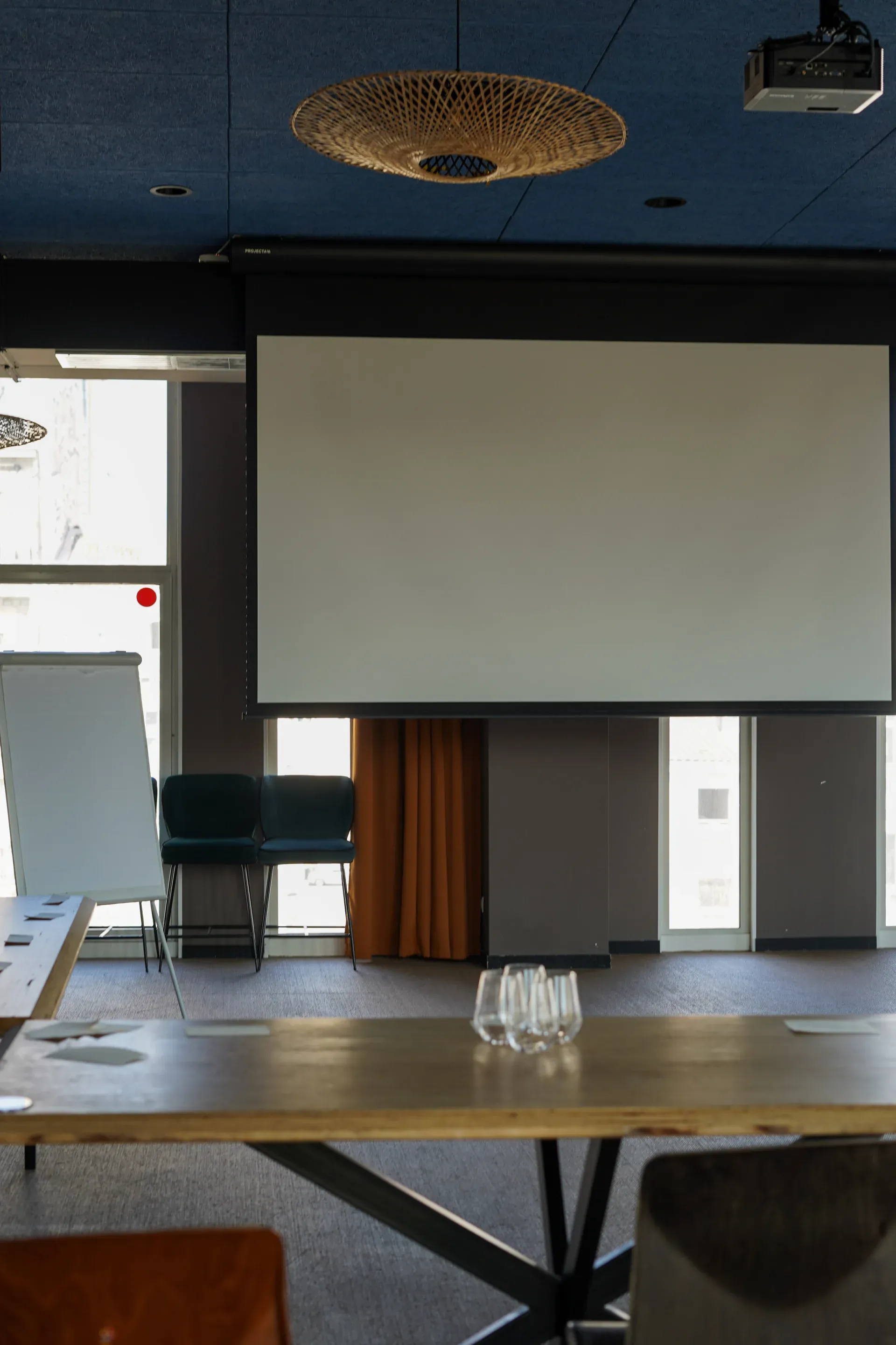 TV TCL 65", équipement de la Salle du 3, salle événementielle à Marseille