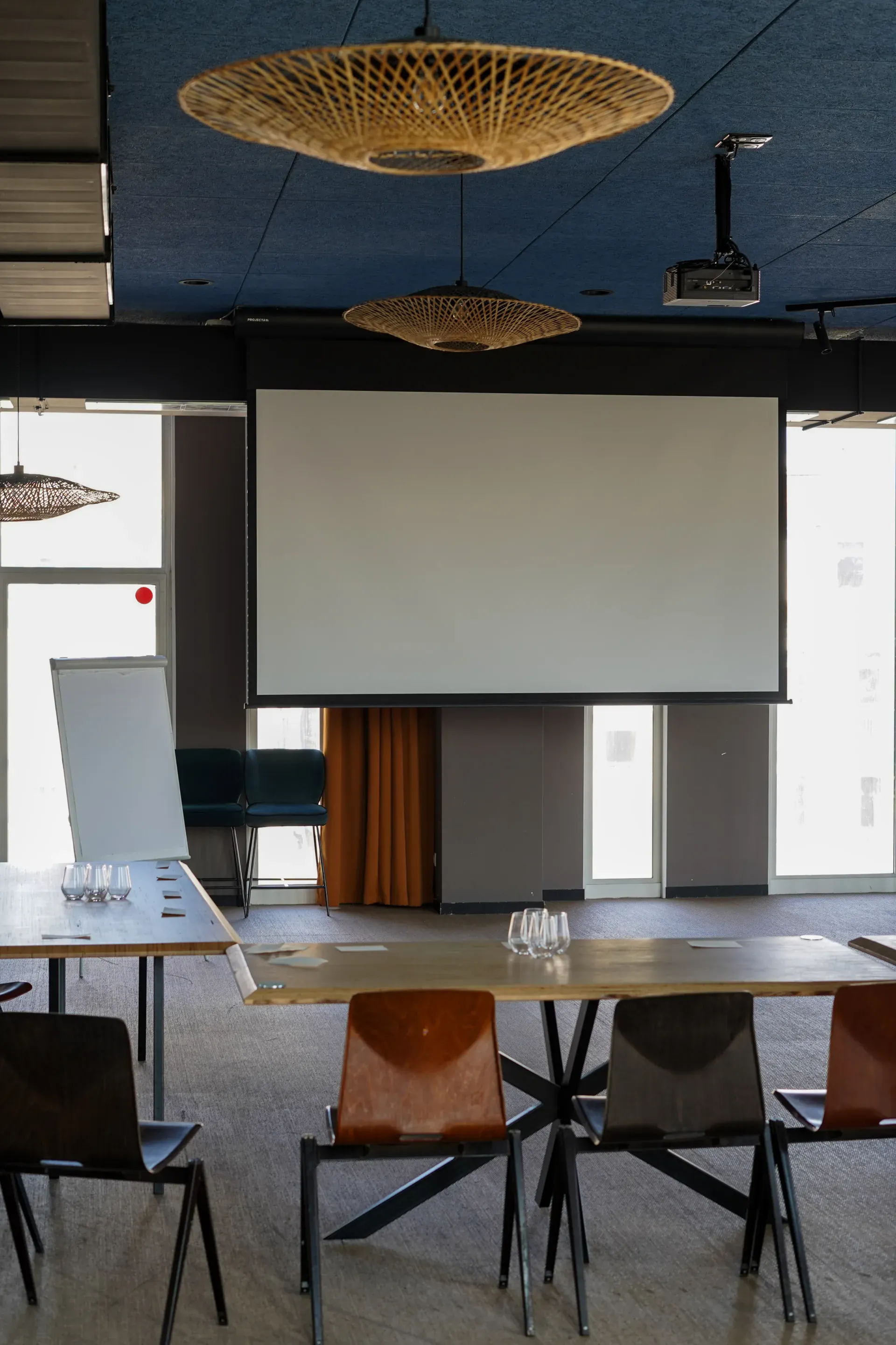 Vidéoprojecteur + écran, équipement de la Salle du 3, salle événementielle à Marseille