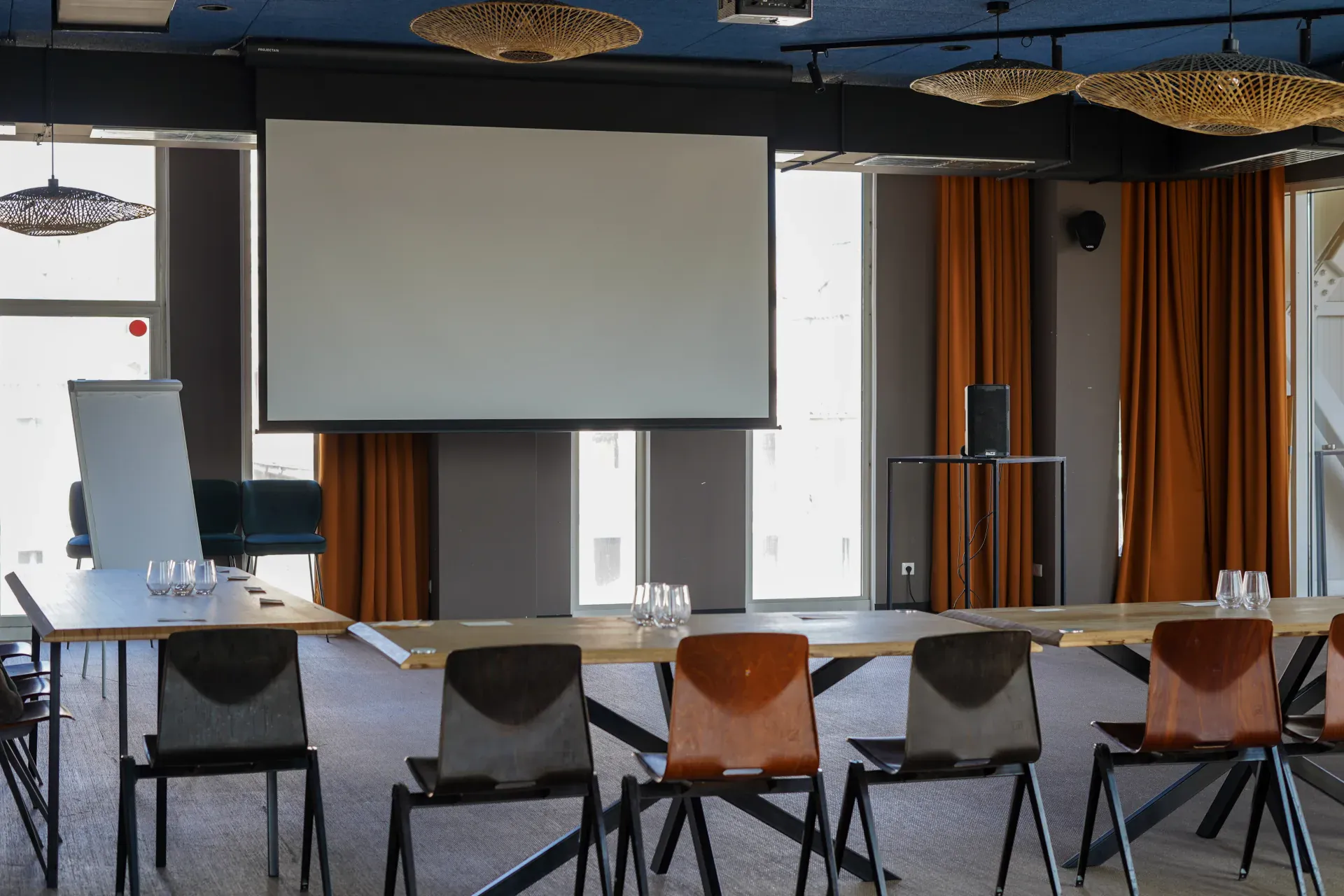 Grande salle modulable de 170 m² à Marseille, Salle du 3 sur la Canebière Grande salle modulable de 170 m² à Marseille en configuration réception, Salle du 3 sur la Canebière
