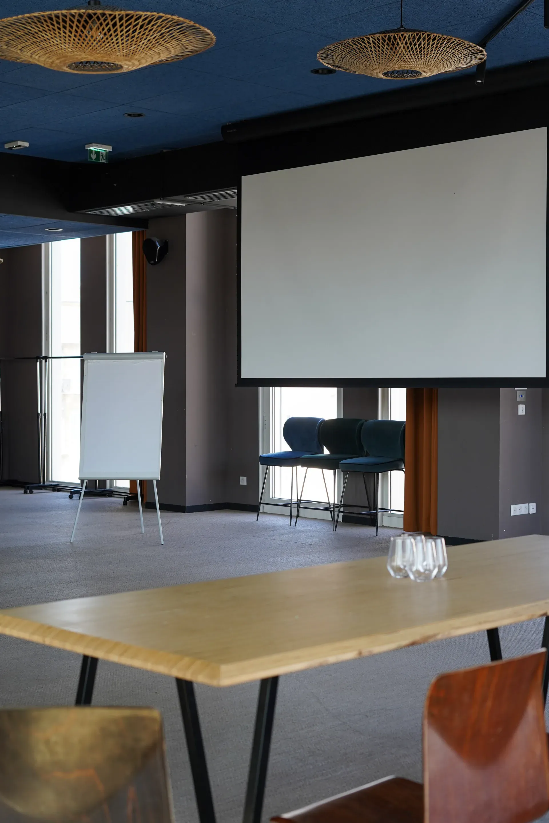 Salle à louer de 170 m² à Marseille équipée d'un écran de projection et d'un paperboard, Salle du 3 sur la Canebière