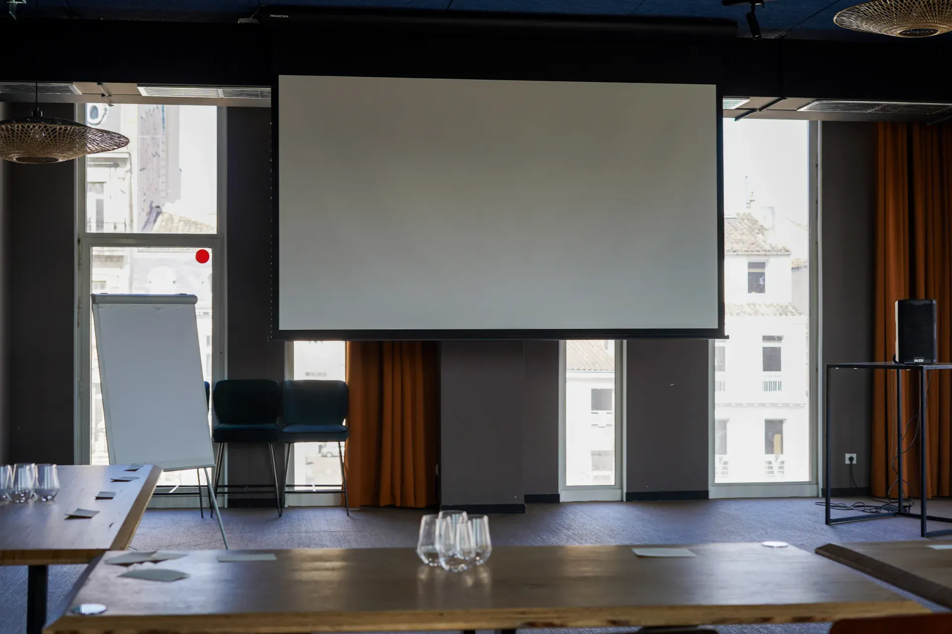 Espace de réception de la Salle du 3 aménagé pour un cocktail d'entreprise à Marseille, salle de 170 m² sur la Canebière Espace de réception de la Salle du 3 aménagé pour un cocktail d'entreprise à Marseille, salle de 170 m² sur la Canebière