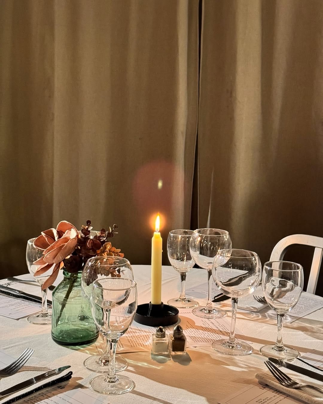 Ambiance intérieure chaleureuse, restaurant feu de bois Châteauneuf-le-Rouge