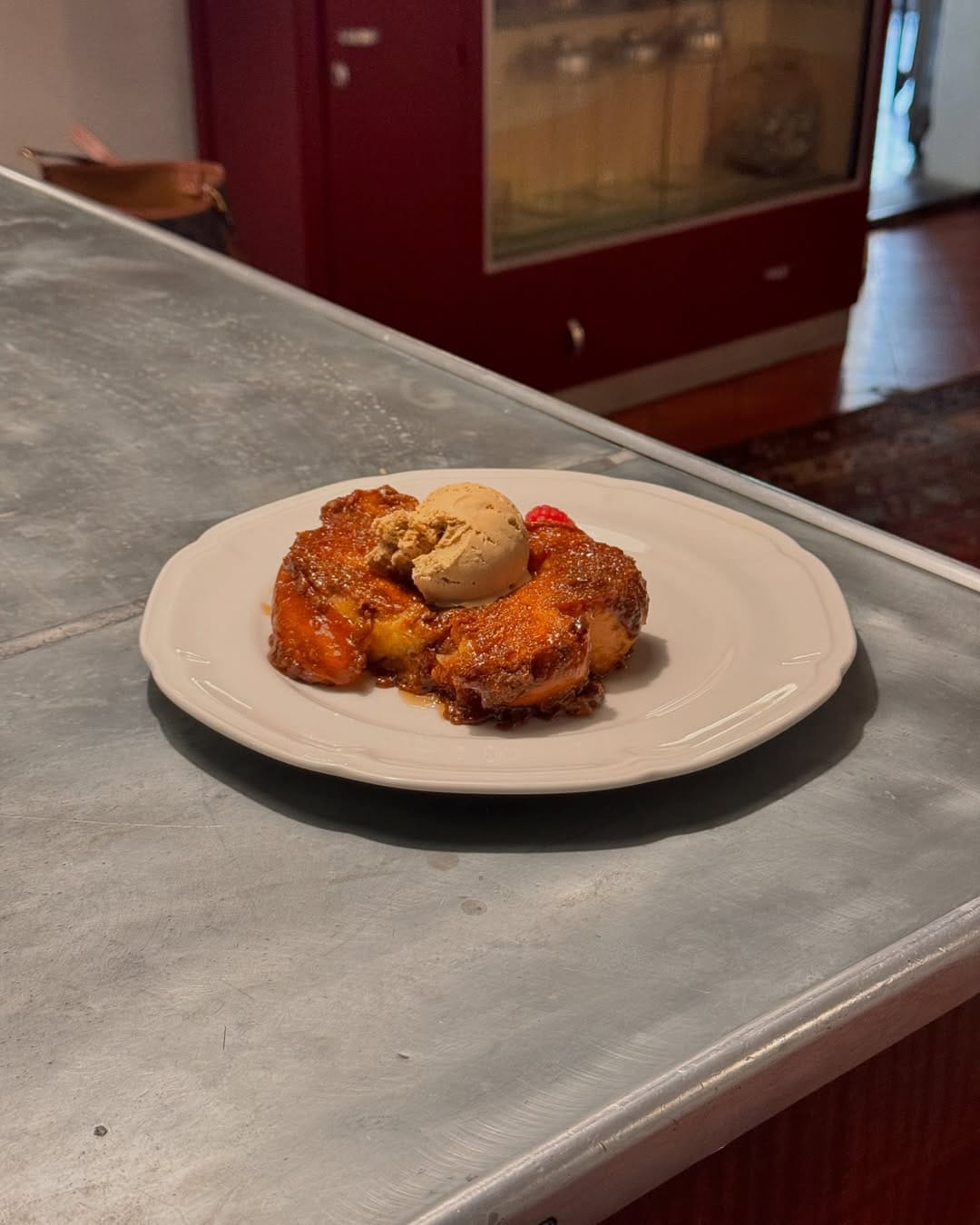 Tarte fine retournée, dessert maison du restaurant à Châteauneuf-le-Rouge