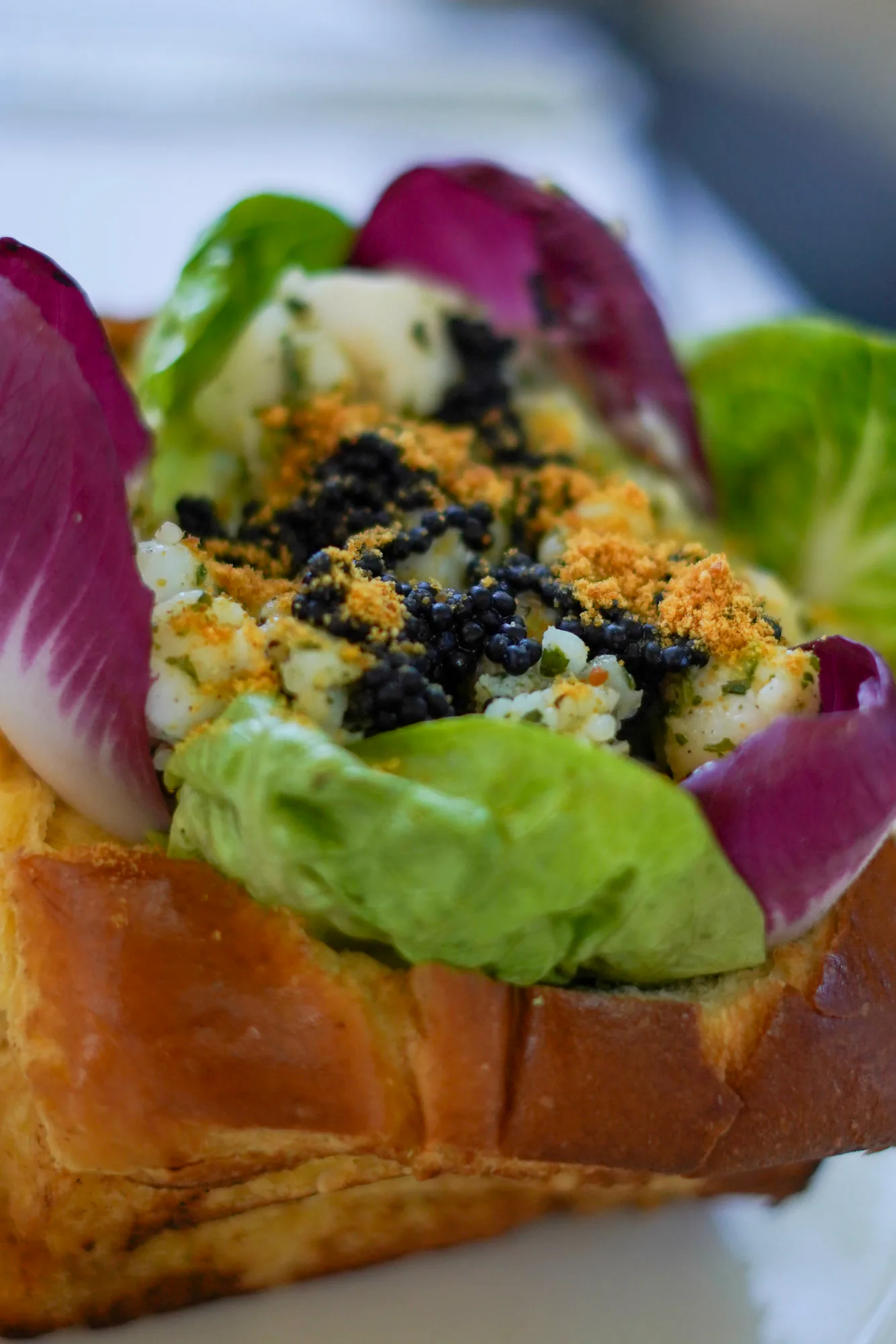 Brioche garnie façon lobster roll, cuisine méditerranéenne, La Maison du Château Châteauneuf-le-Rouge