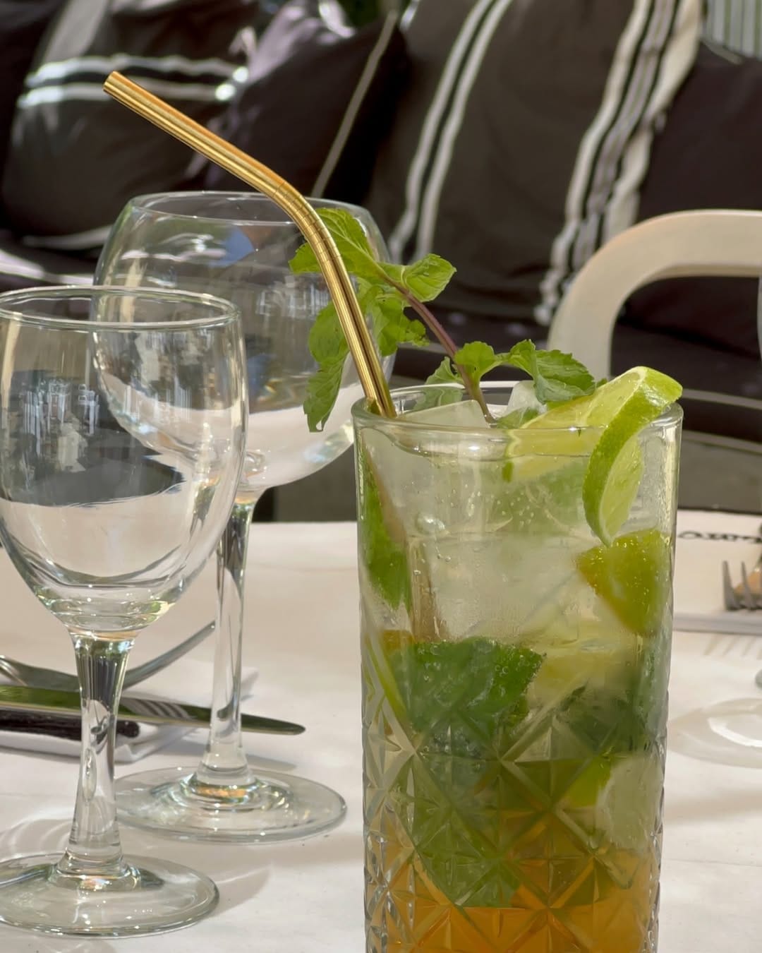 Cocktails maison, softs et apéritifs en terrasse, Châteauneuf-le-Rouge