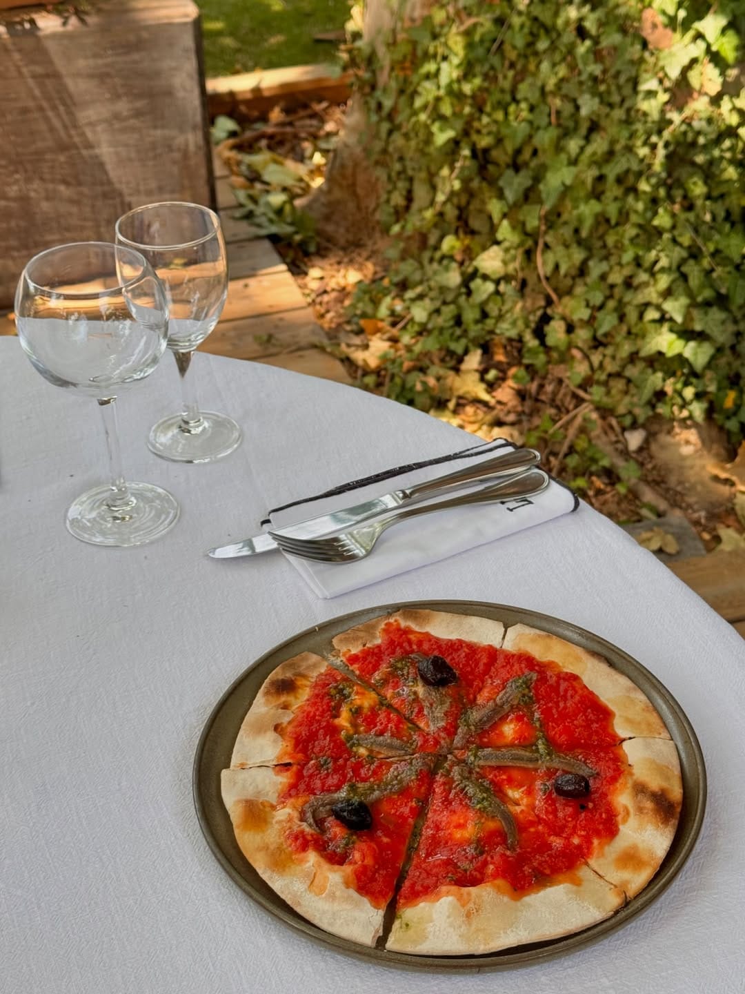 Pizzetta servie en terrasse, La Maison du Château Châteauneuf-le-Rouge