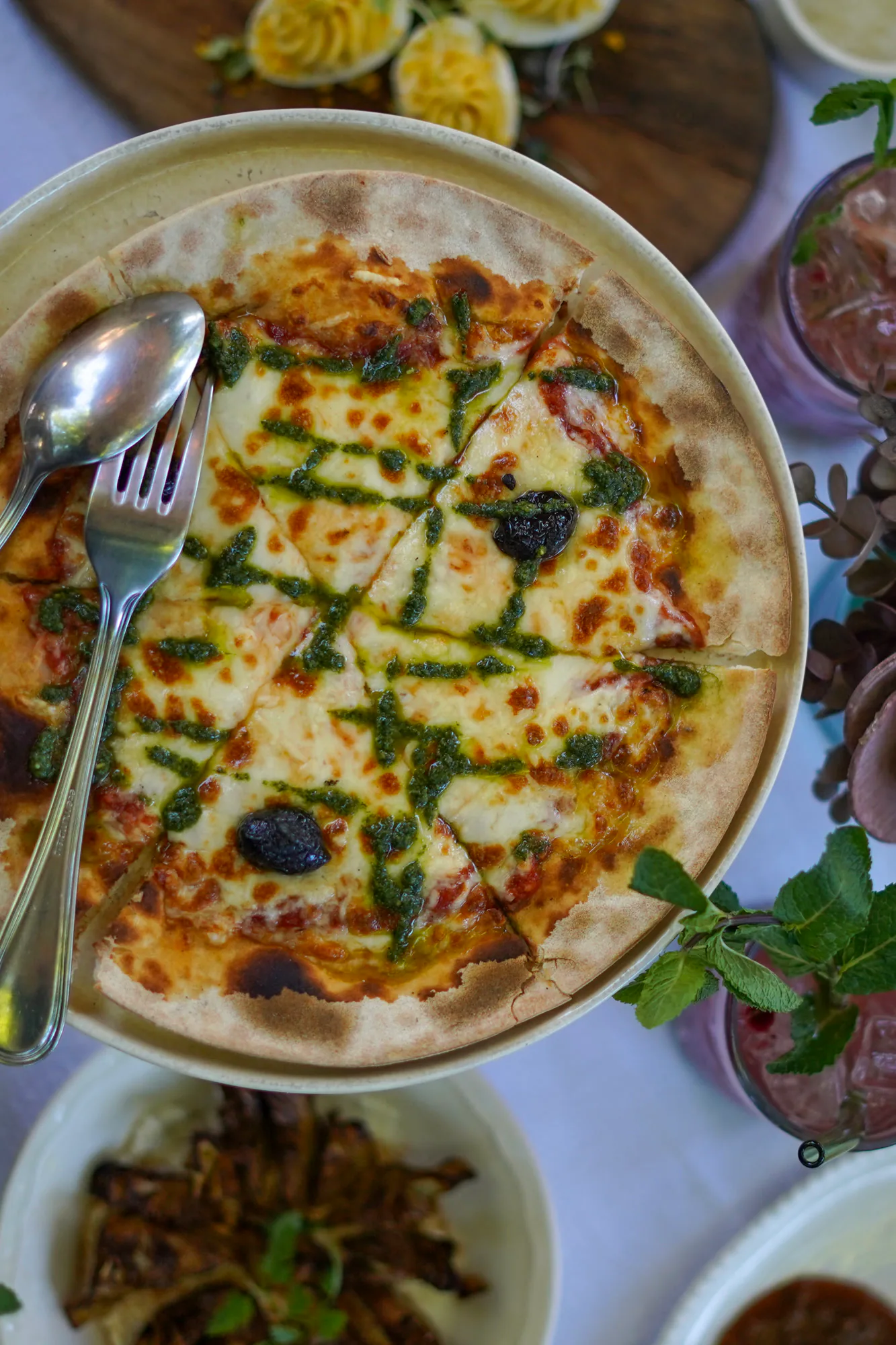Pizza fine au pesto cuite au feu de bois, La Maison du Château, Pays d'Aix