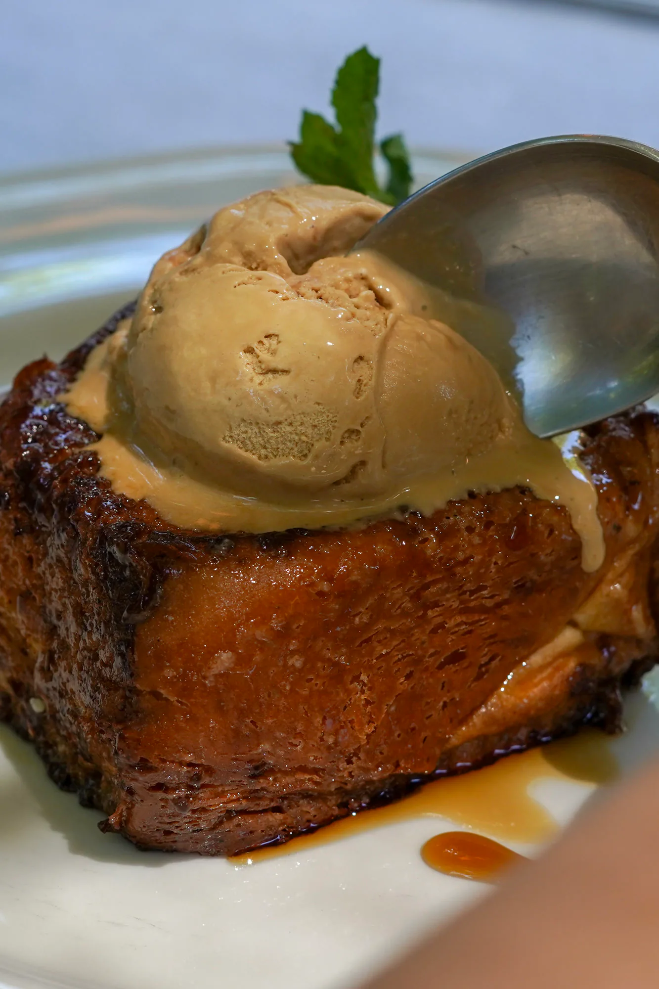 Brioche perdue, boule caramel, dessert maison à La Maison du Château Châteauneuf-le-Rouge