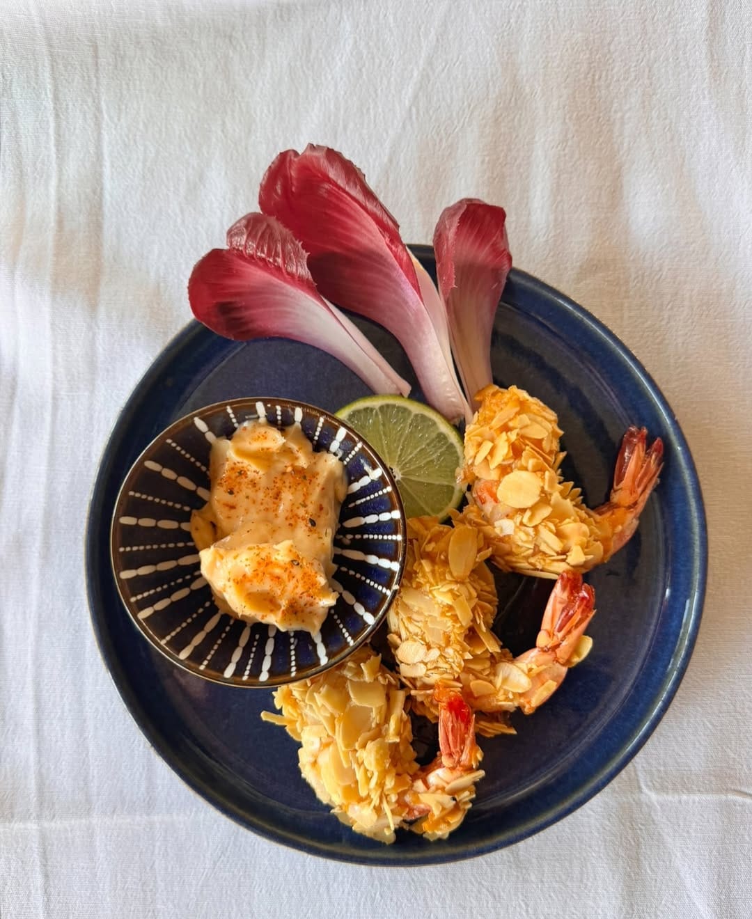 Gambas en tempura, amandes torréfiées et mayo sriracha, La Maison du Château Châteauneuf-le-Rouge