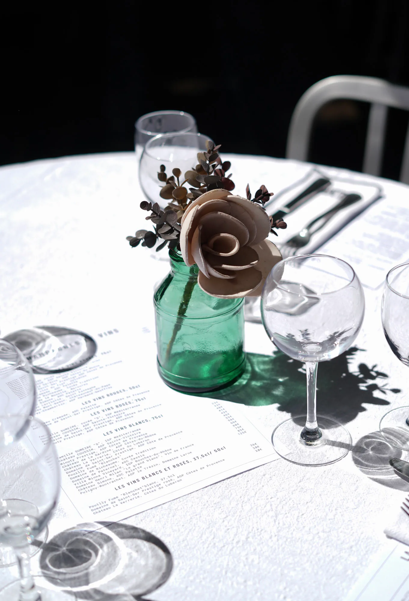 Terrasse et lampadaire sous les arbres du restaurant à Châteauneuf-le-Rouge, Pays d'Aix