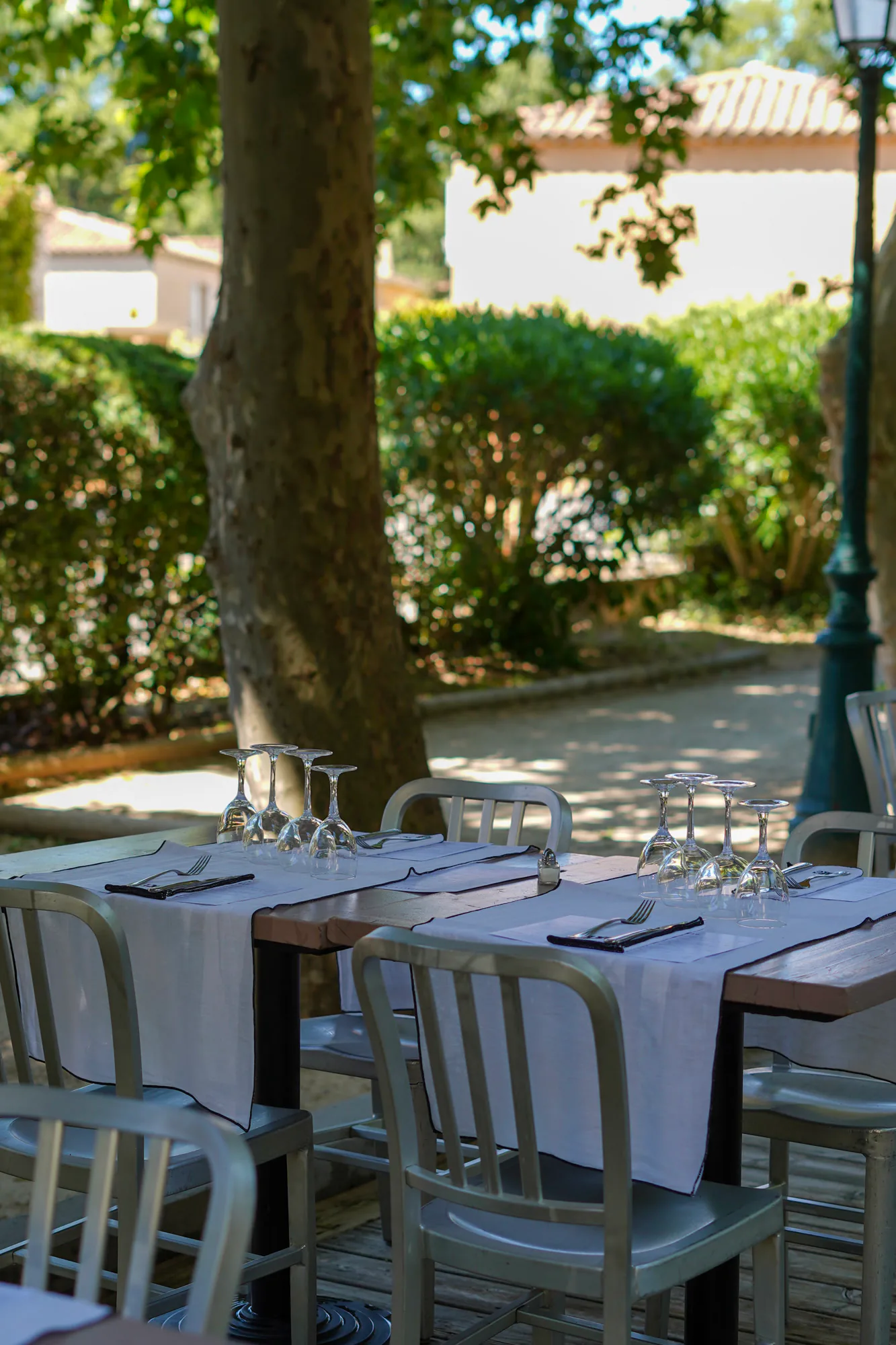 Terrasse ombragée du restaurant sous les platanes, Châteauneuf-le-Rouge