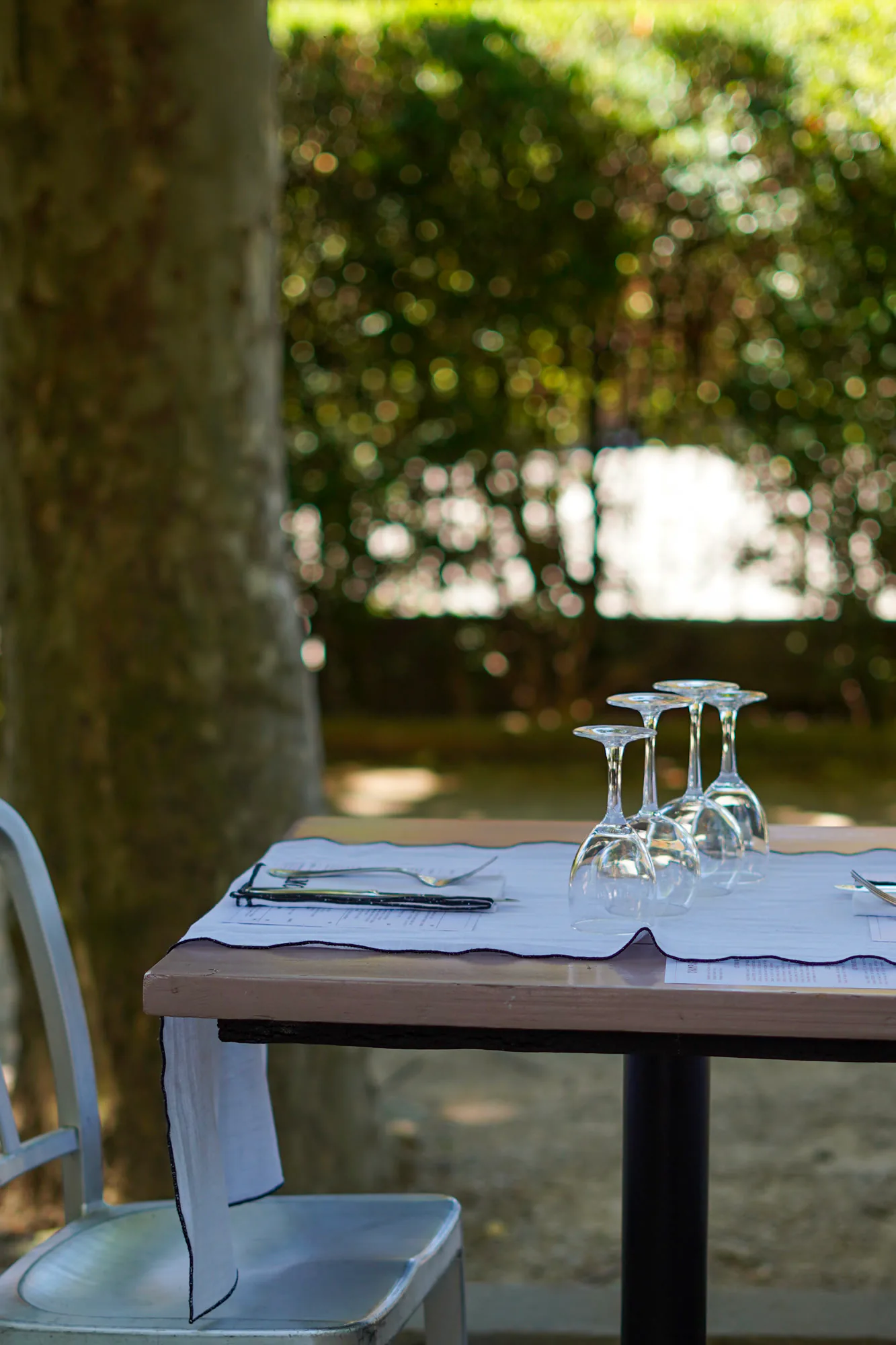 Table dressée en terrasse, verres et lumière du Pays d'Aix, La Maison du Château