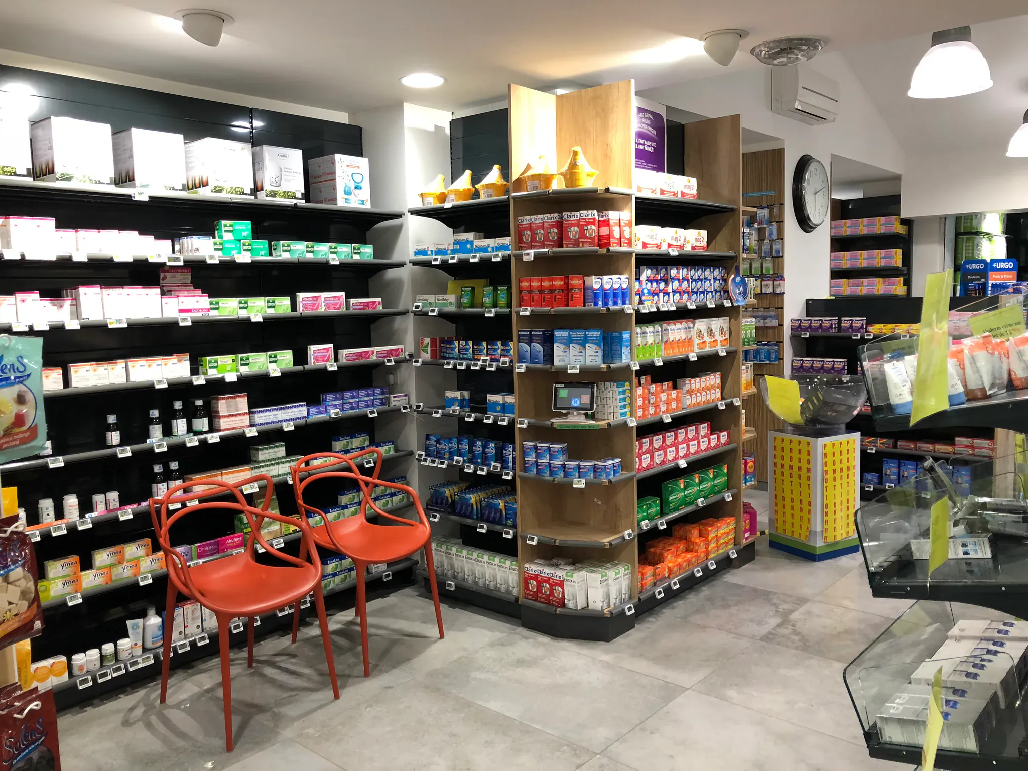 Rayonnages de parapharmacie dans une officine agencée à Aix-en-Provence