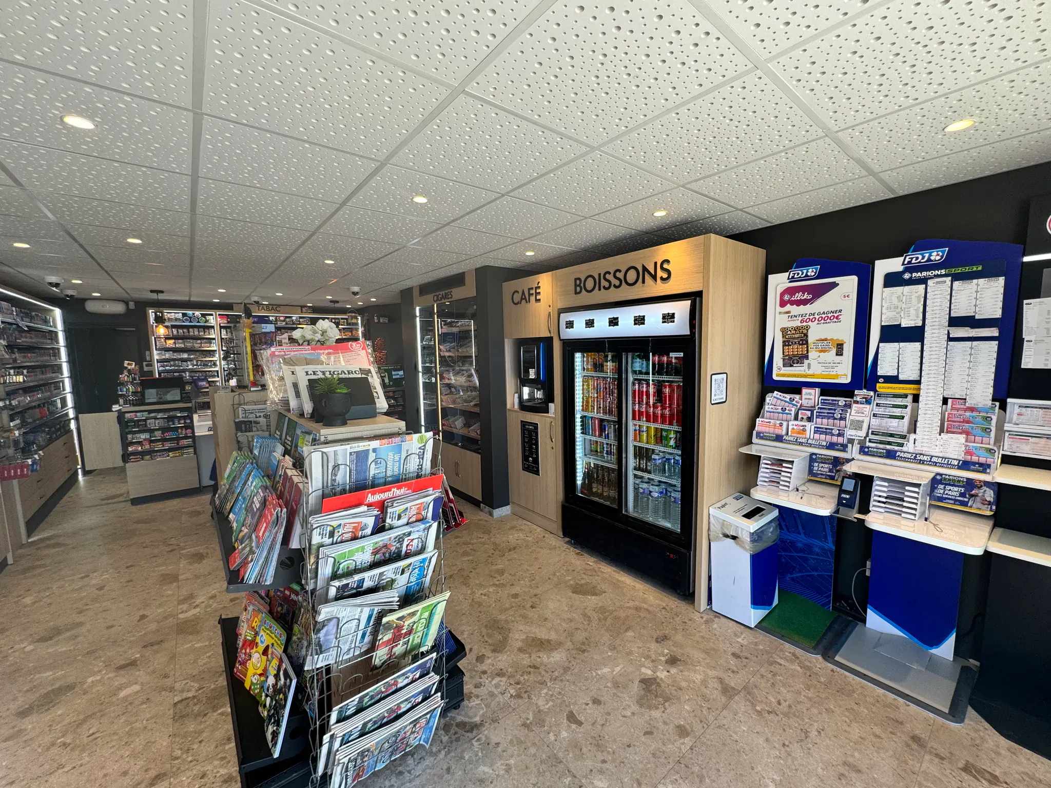 Établissement mixte associant un espace presse, un distributeur de boissons et un coin comptoir