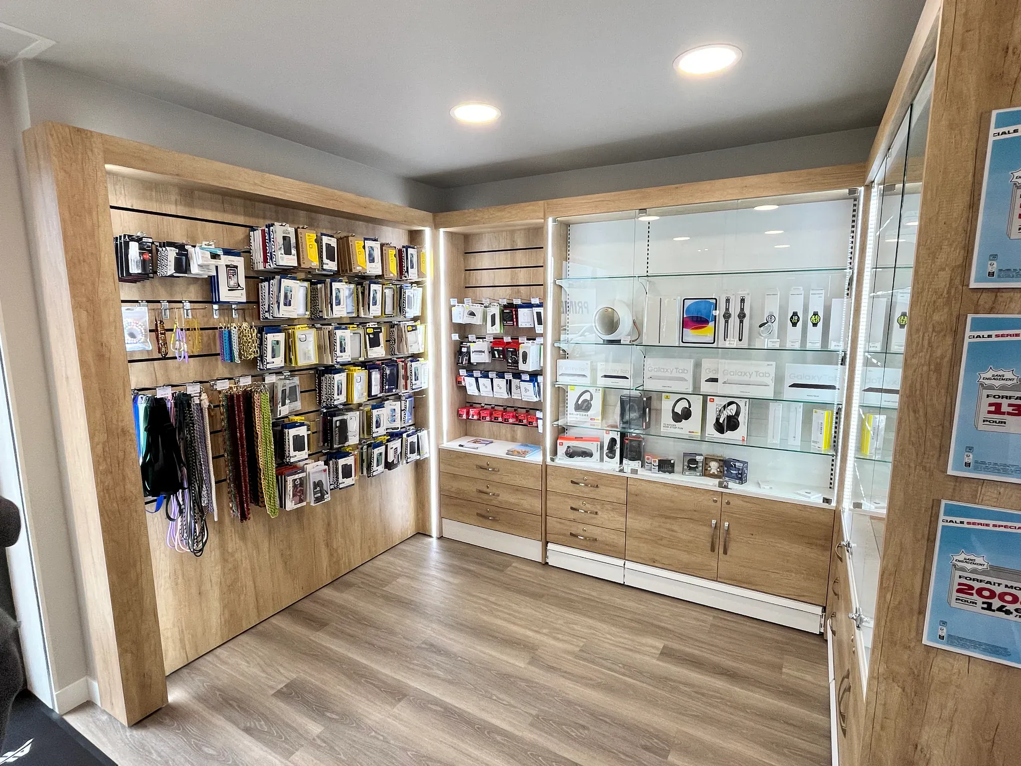Vitrines et présentoirs premium mettant en valeur des accessoires haut de gamme