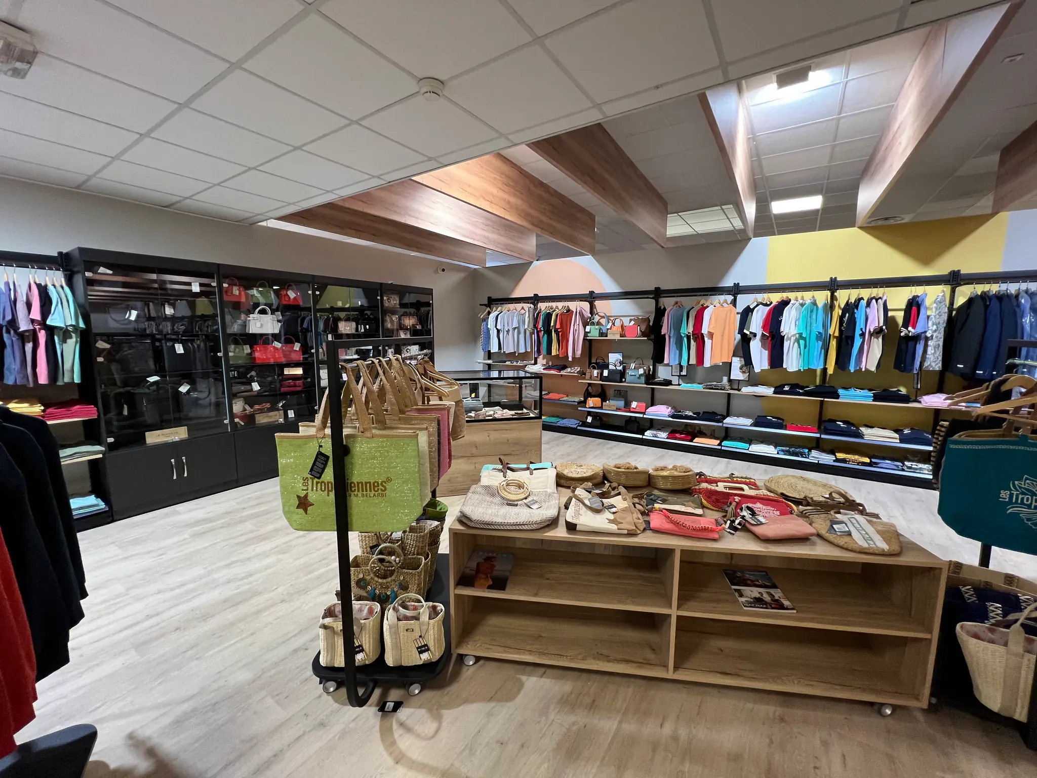 Intérieur d'une boutique de mode haut de gamme aux collections mises en scène