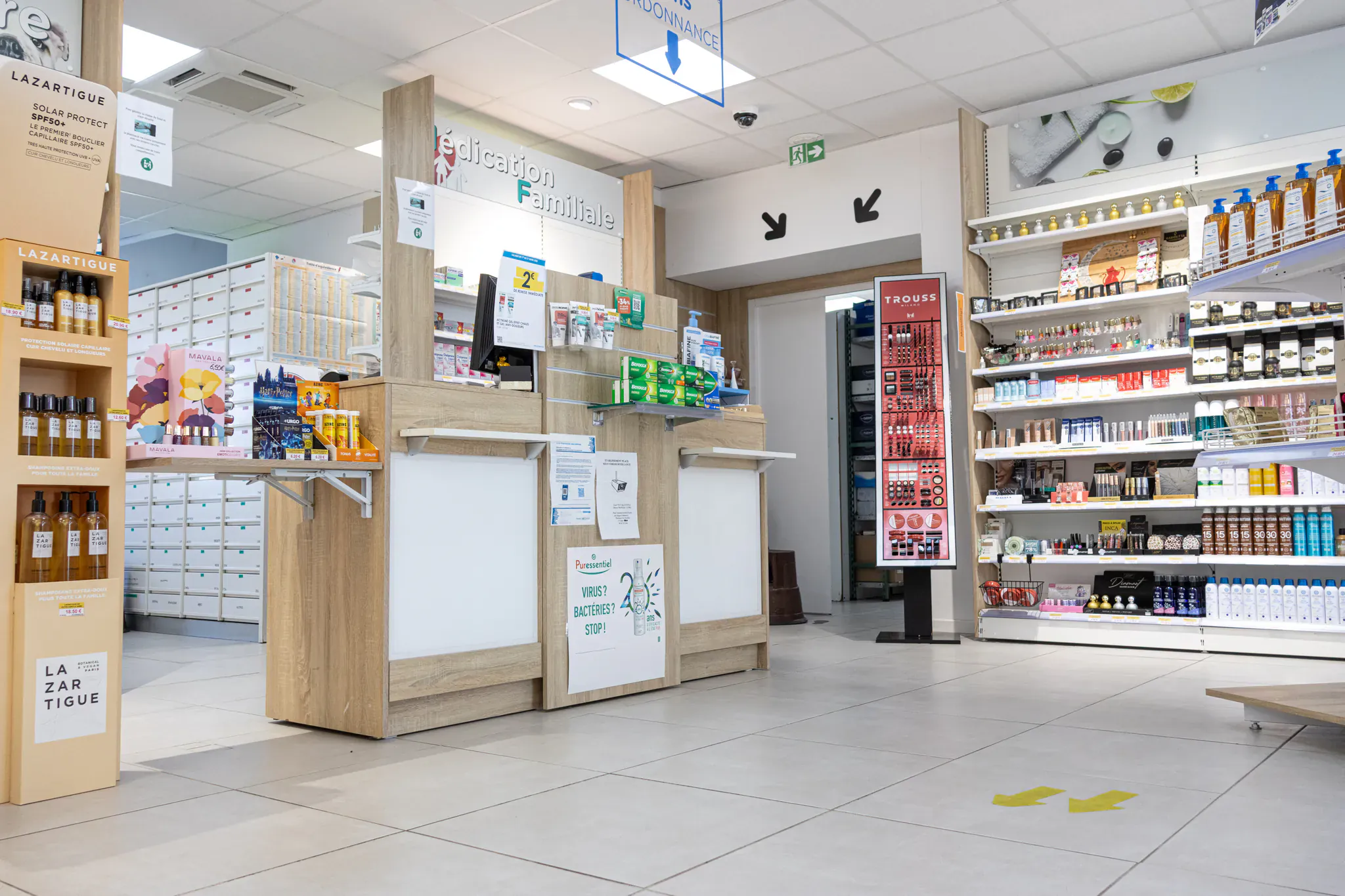 Comptoir et rayonnages d'une pharmacie, continuité intérieure de la devanture