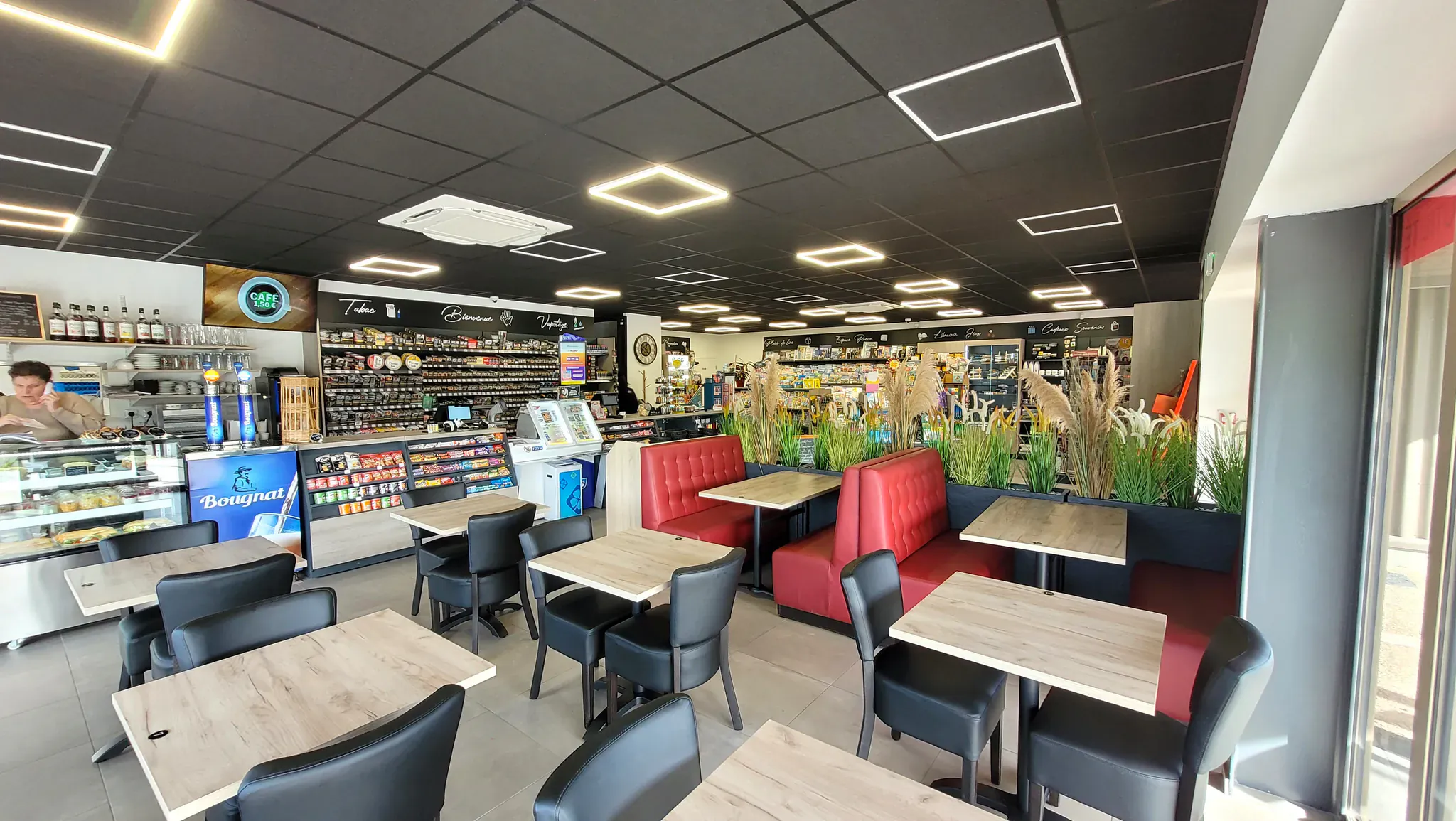 Intérieur d'un café-tabac aixois agencé sur mesure, tables en bois et banquettes