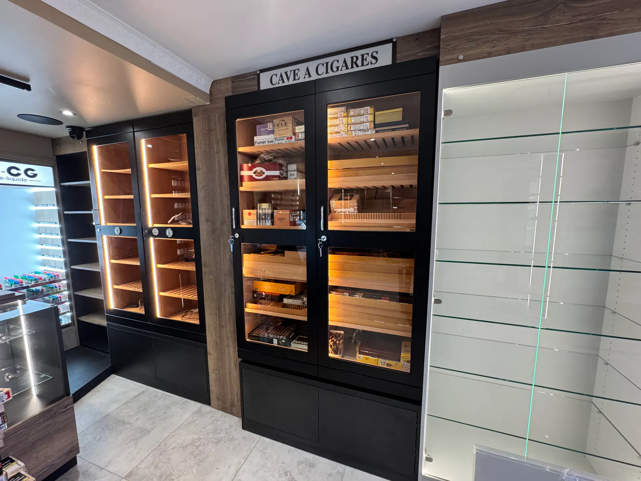 Vitrine éclairée mettant en valeur des produits présentés en rayonnage vitré