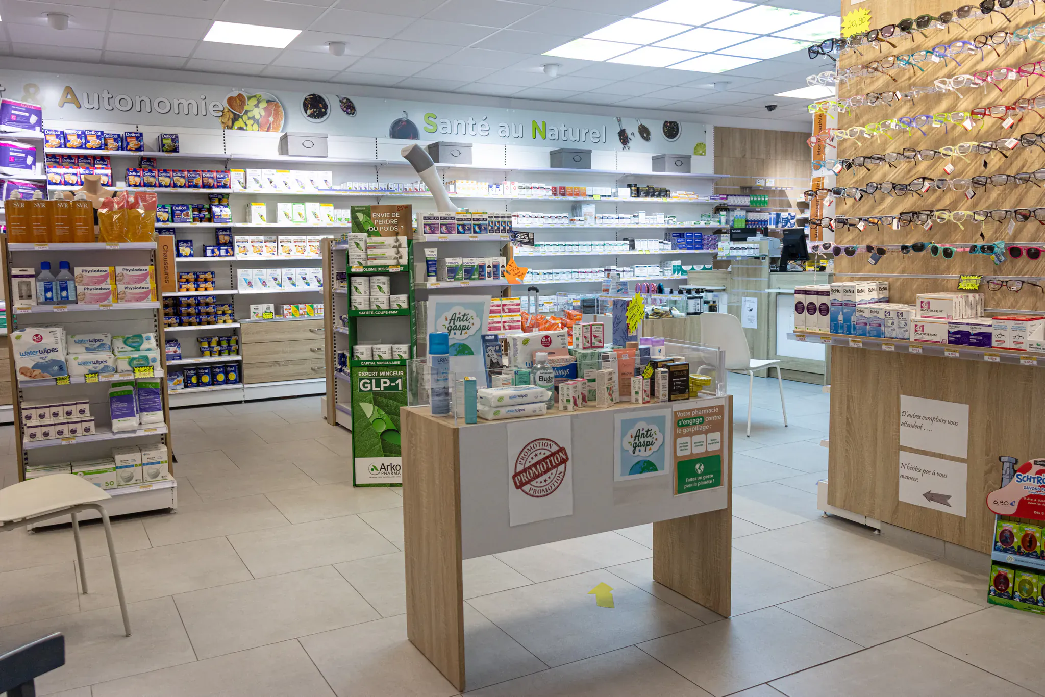 Rayons santé et présentoirs d'une pharmacie agencée sur mesure