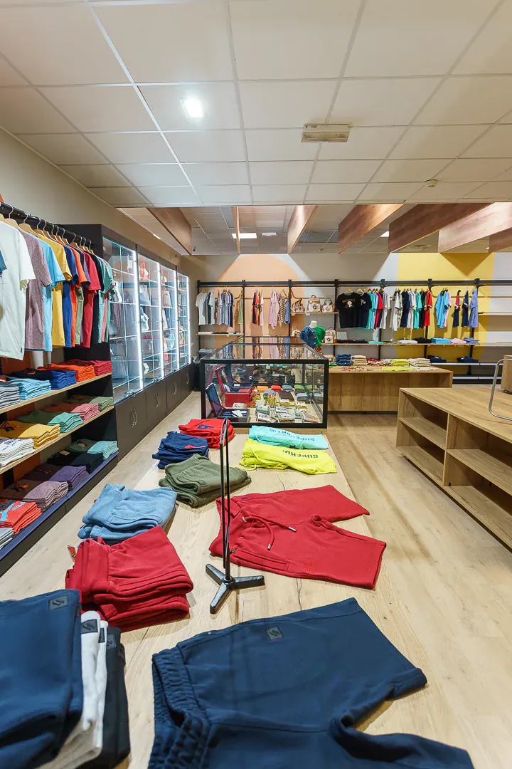 Boutique de vêtements haut de gamme, pièces présentées sur des présentoirs soignés