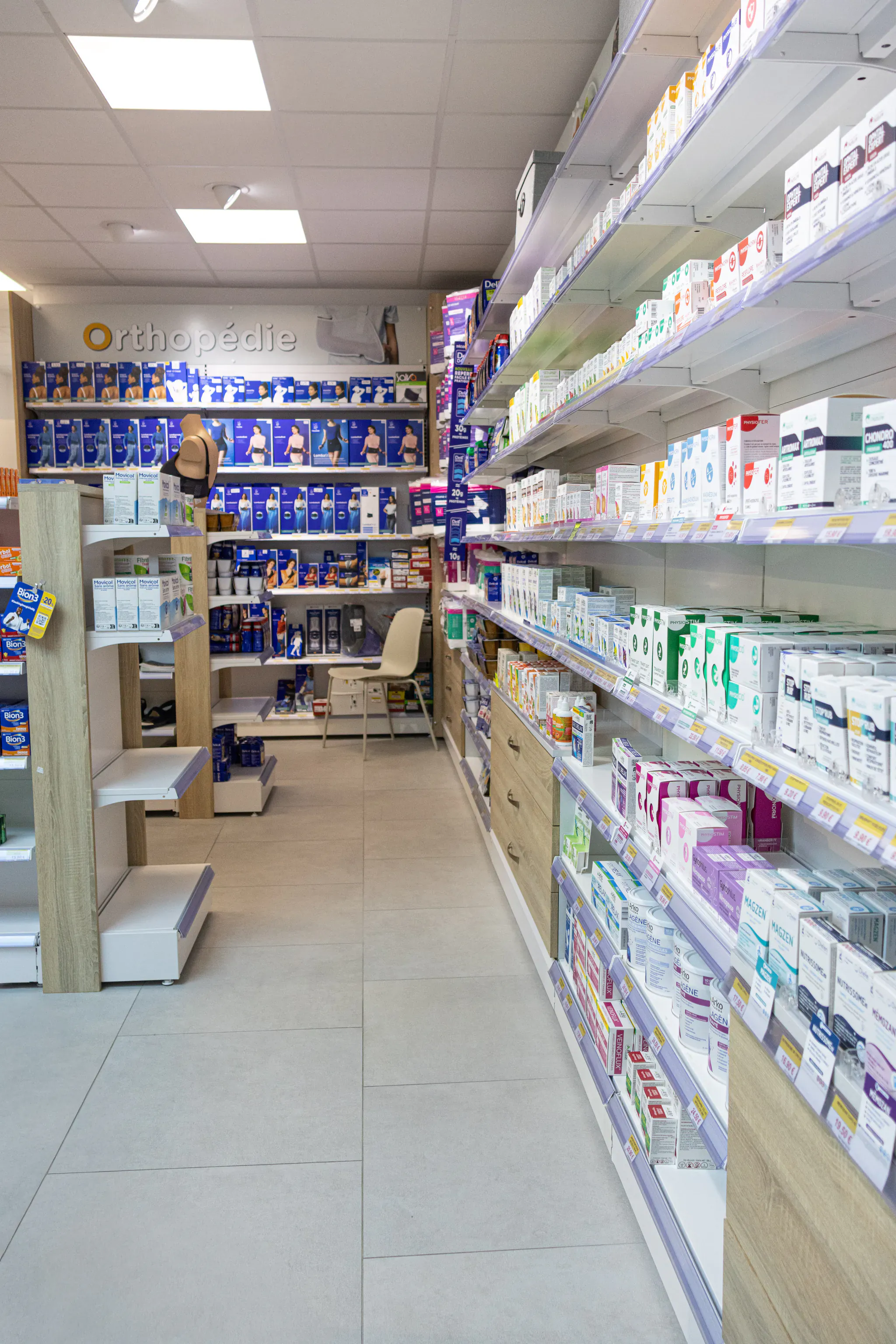 Rayon orthopédie et étagères garnies dans une pharmacie, univers signalé et bien éclairé