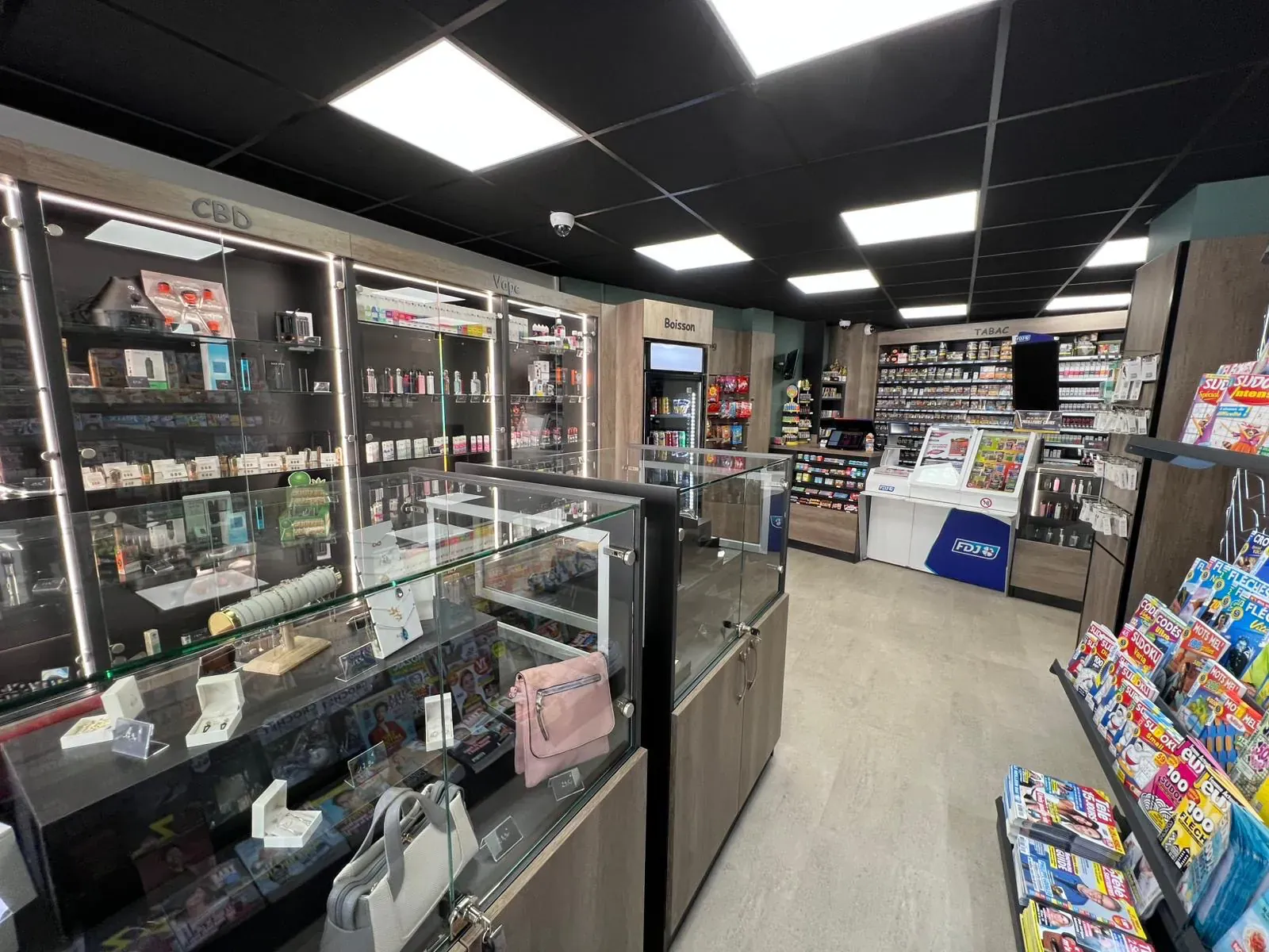Magasin de tabac-presse diversifié proposant CBD, vape, boissons, jeux FDJ et journaux