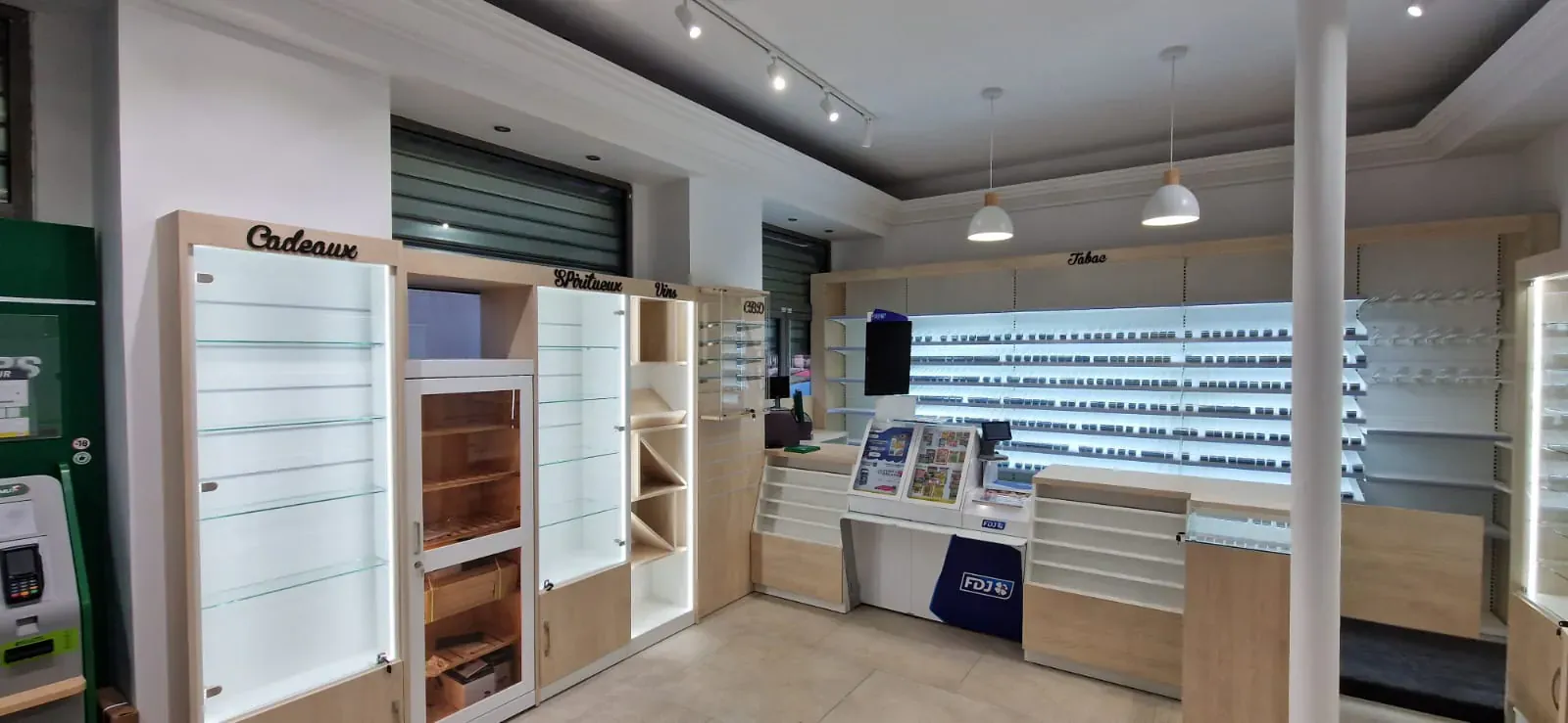 Comptoir et vitrines d'un bureau de tabac-presse agencé sur mesure