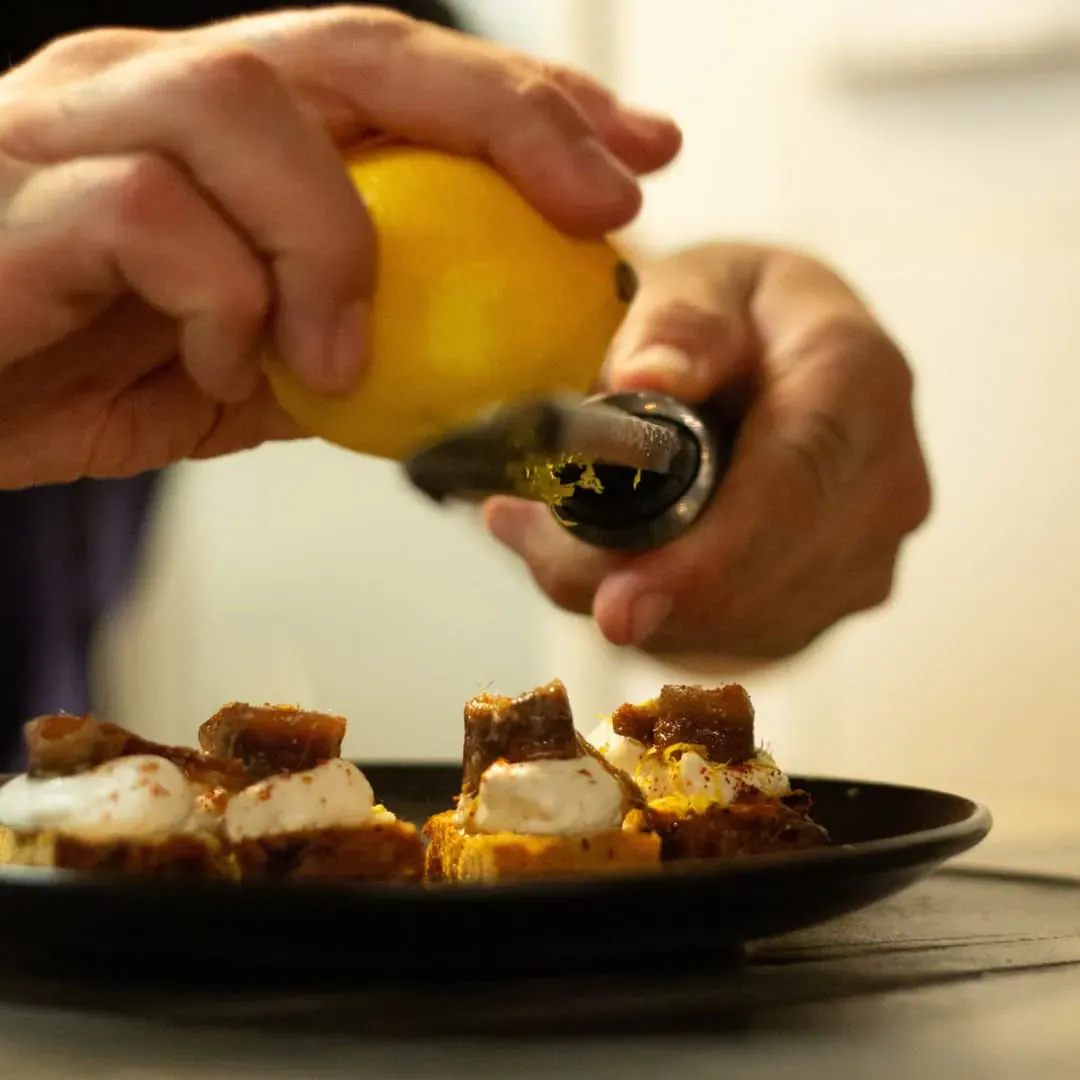 Un chef dresse et assaisonne une assiette bistronomique de saison chez mon amour à Marseille