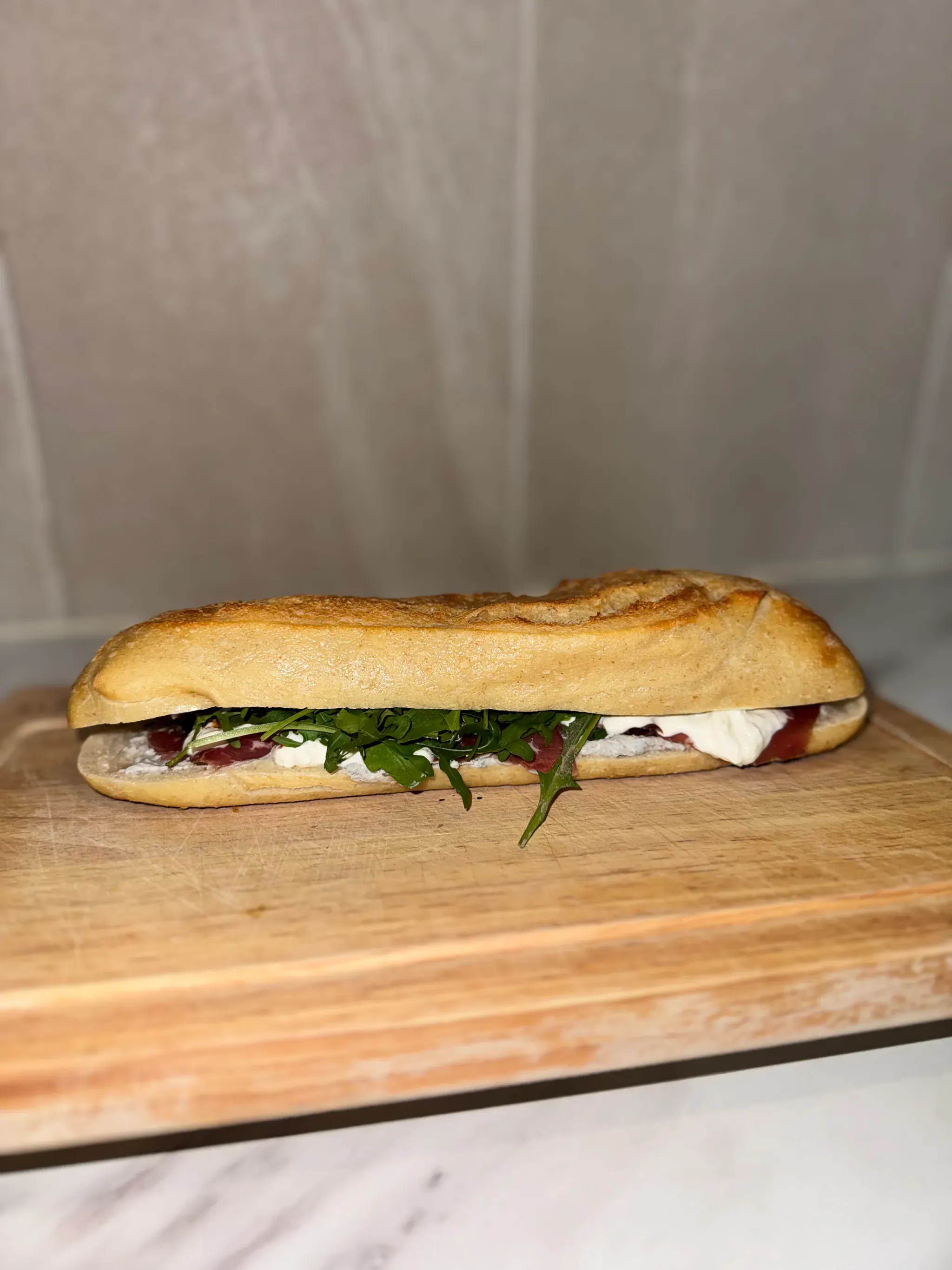 Panini Bellucci à la bresaola, crème de truffe et stracciatella servi à Aix-en-Provence