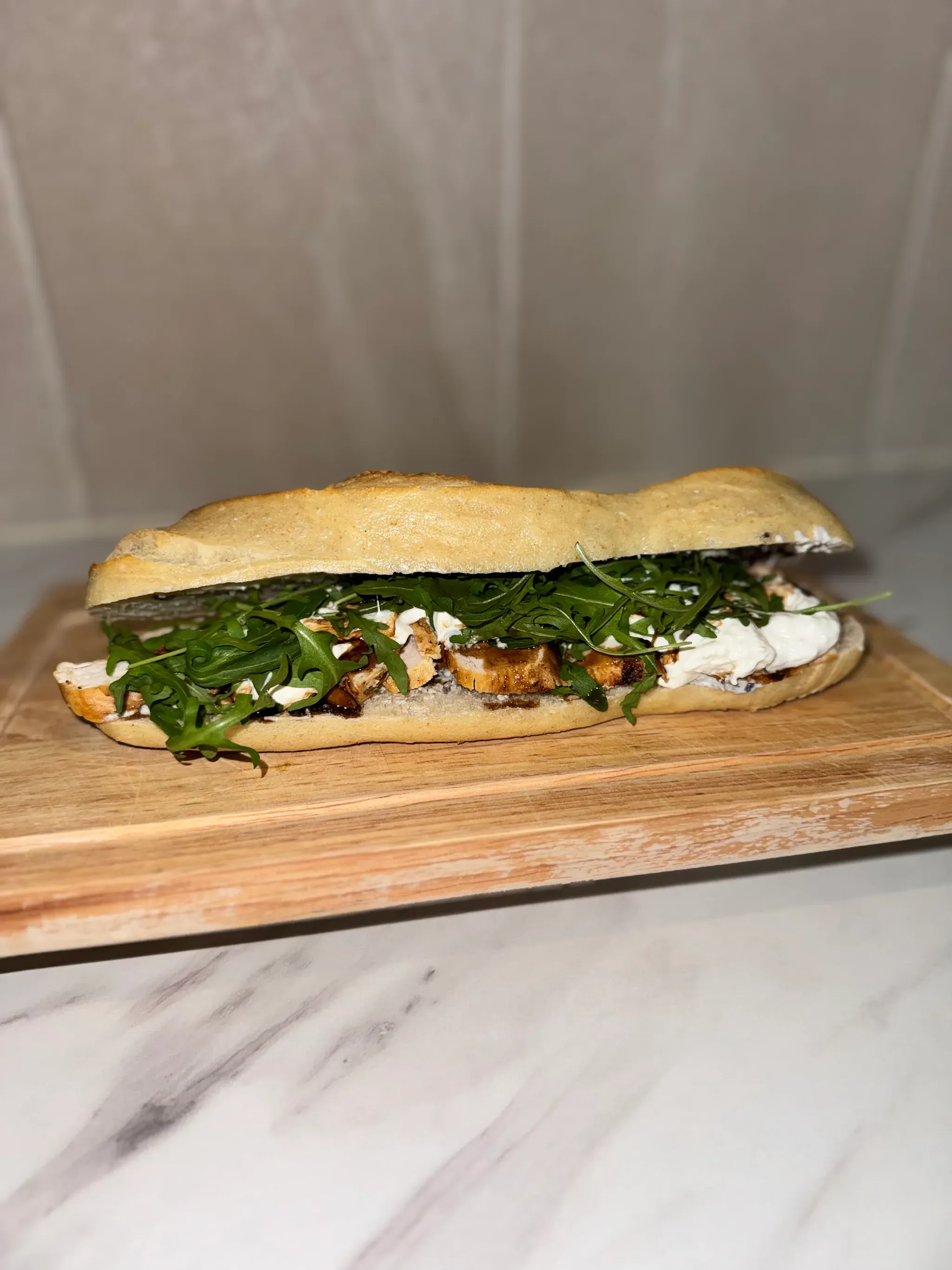 Panini Gusto au filet de poulet, crème de truffe et stracciatella, street food italienne à Aix