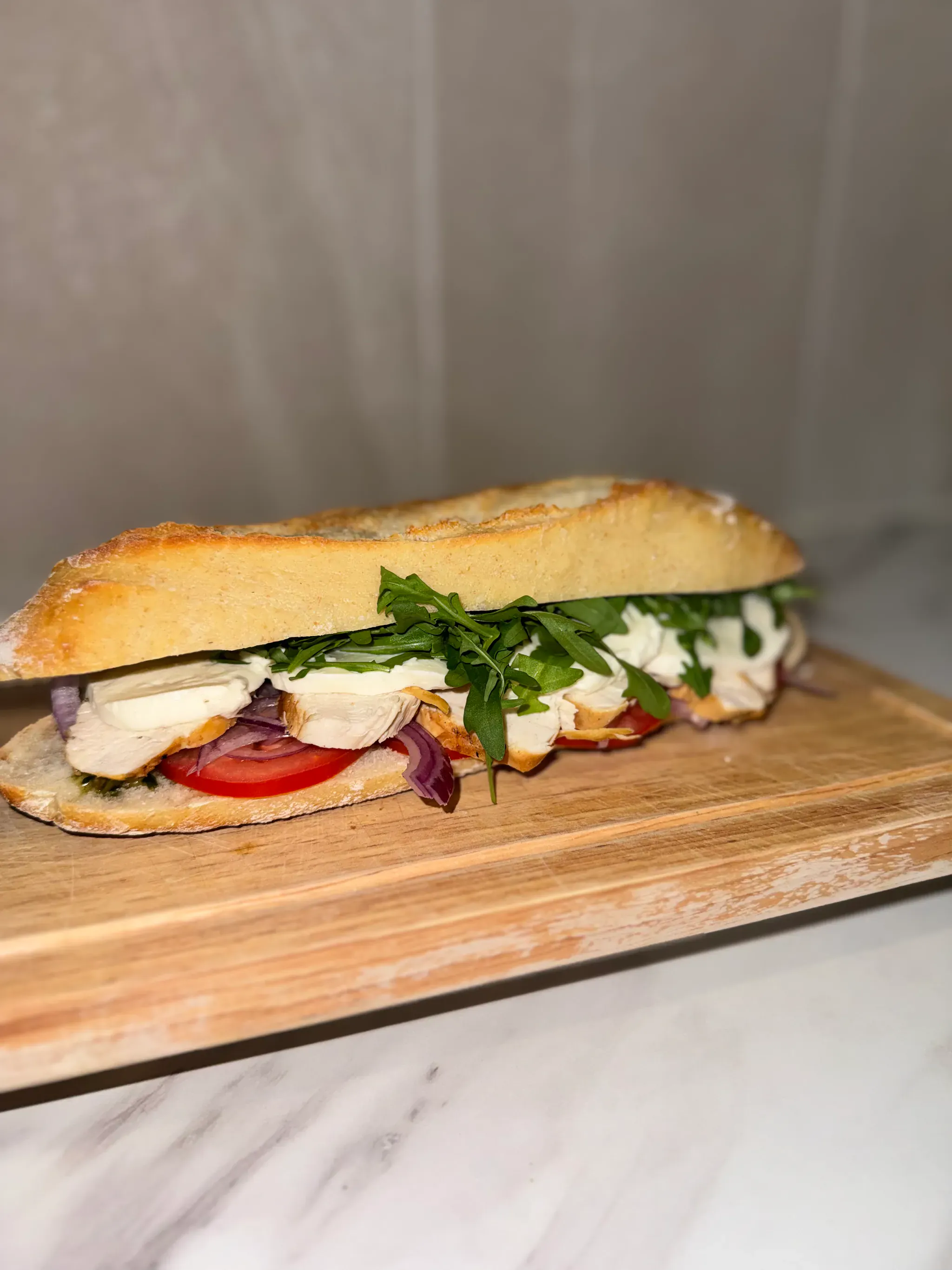 Panini Auditore à la bresaola, mozzarella et pesto di basilic servi le midi à Aix-en-Provence