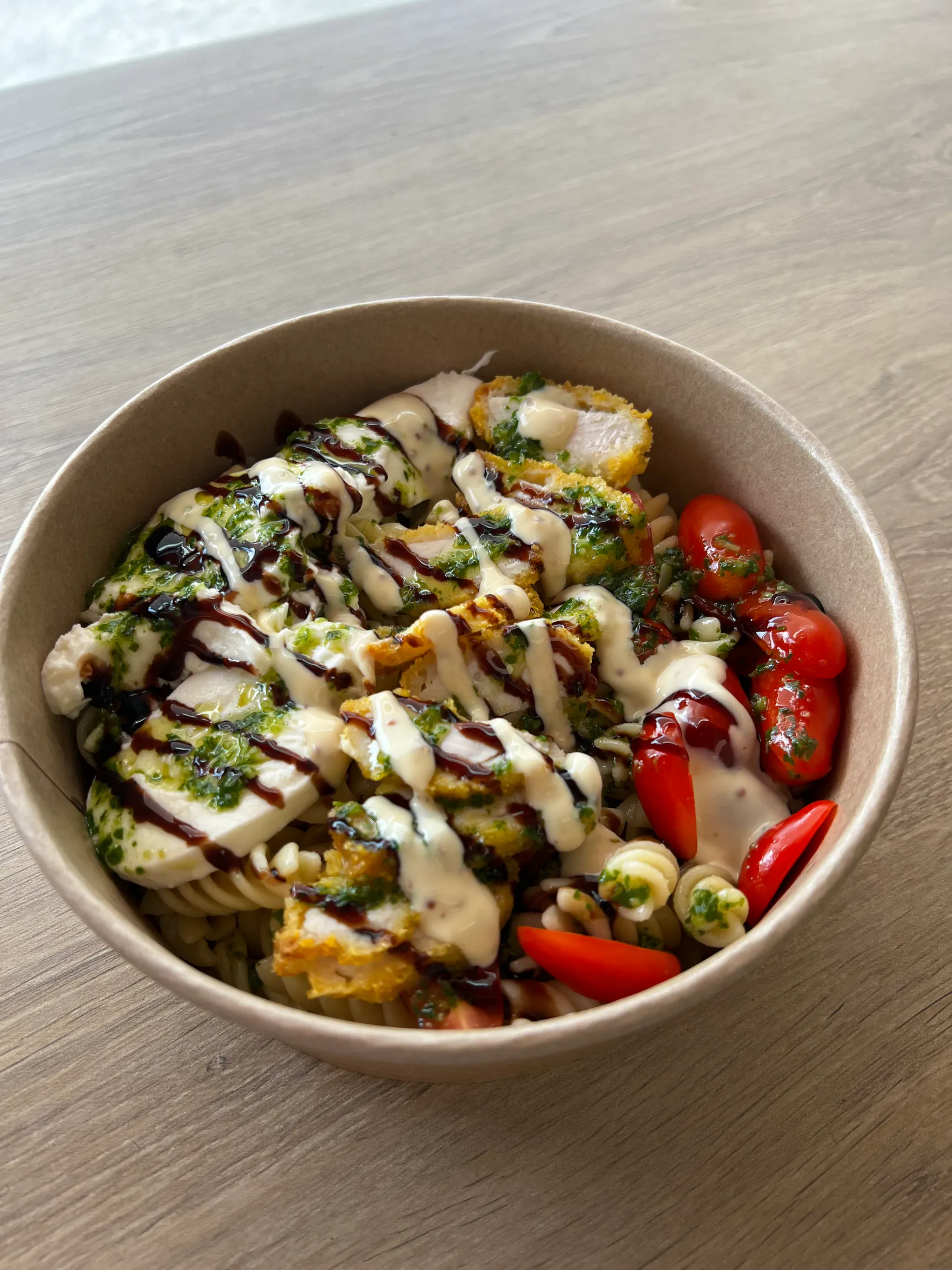Salade No.3 au poulet tenders, mozzarella et sauce miel moutarde servie à Aix-en-Provence
