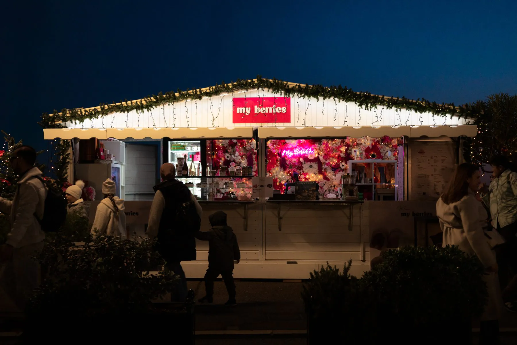 Le stand My Berries illuminé lors d'un événement à Monaco