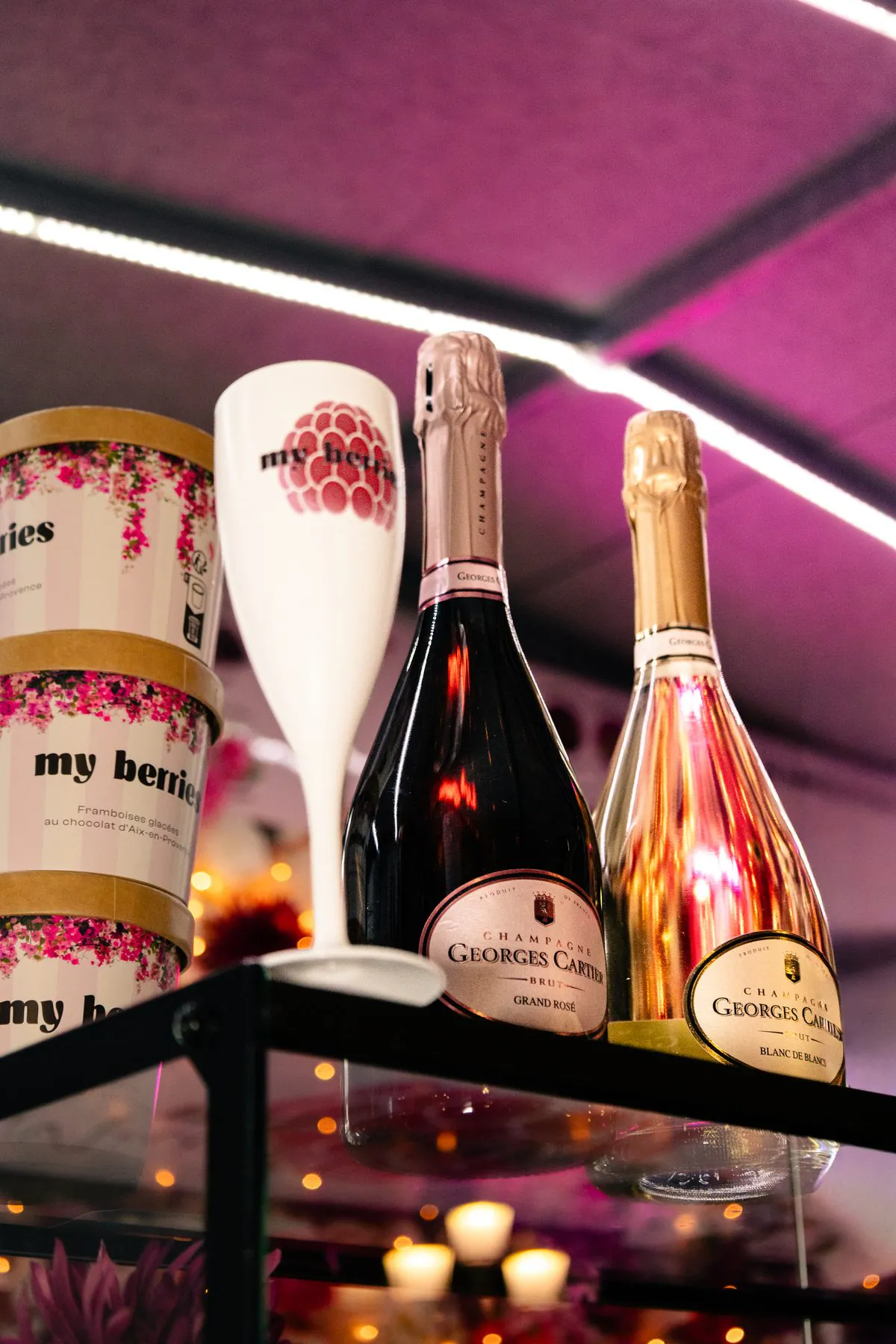 Le comptoir du stand, bouteilles de champagne rosé sous la tente