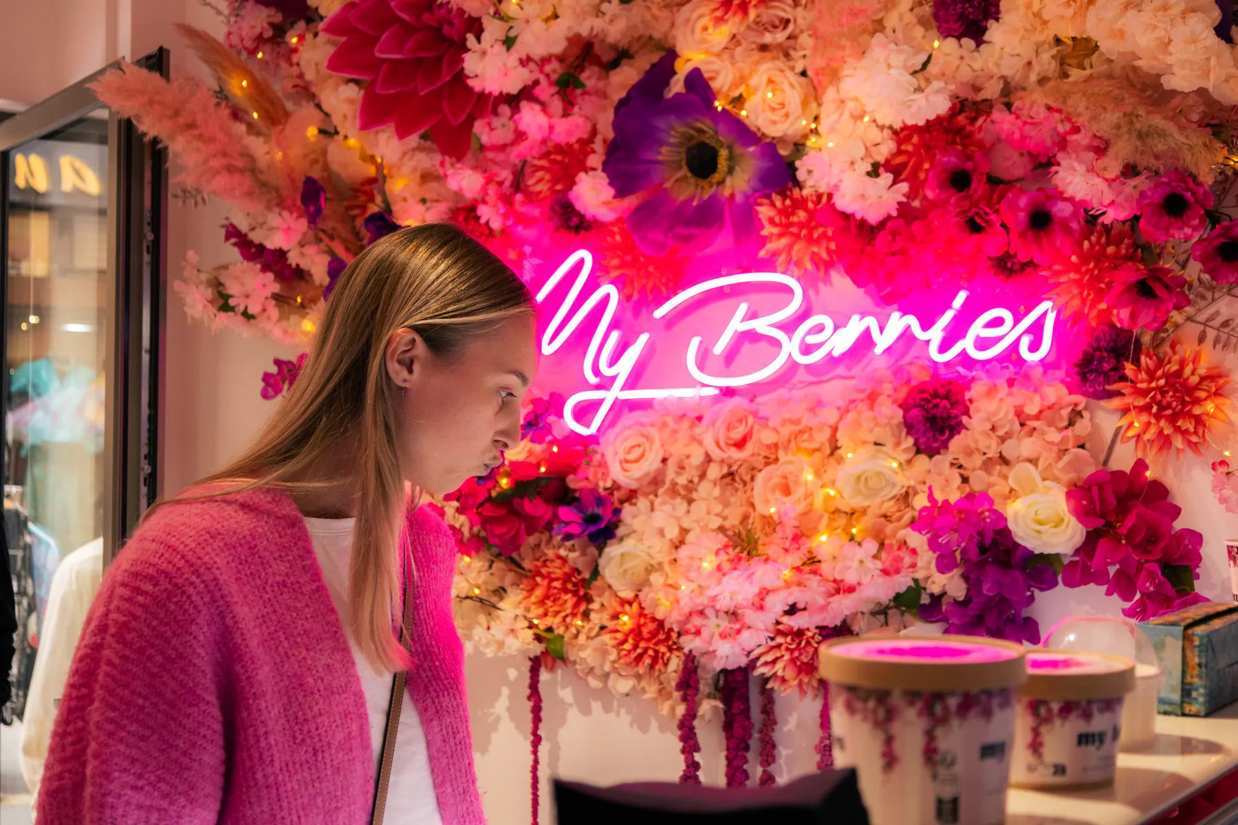 Le mur de fleurs fuchsia et le néon rose My Berries dans la boutique d'Aix-en-Provence