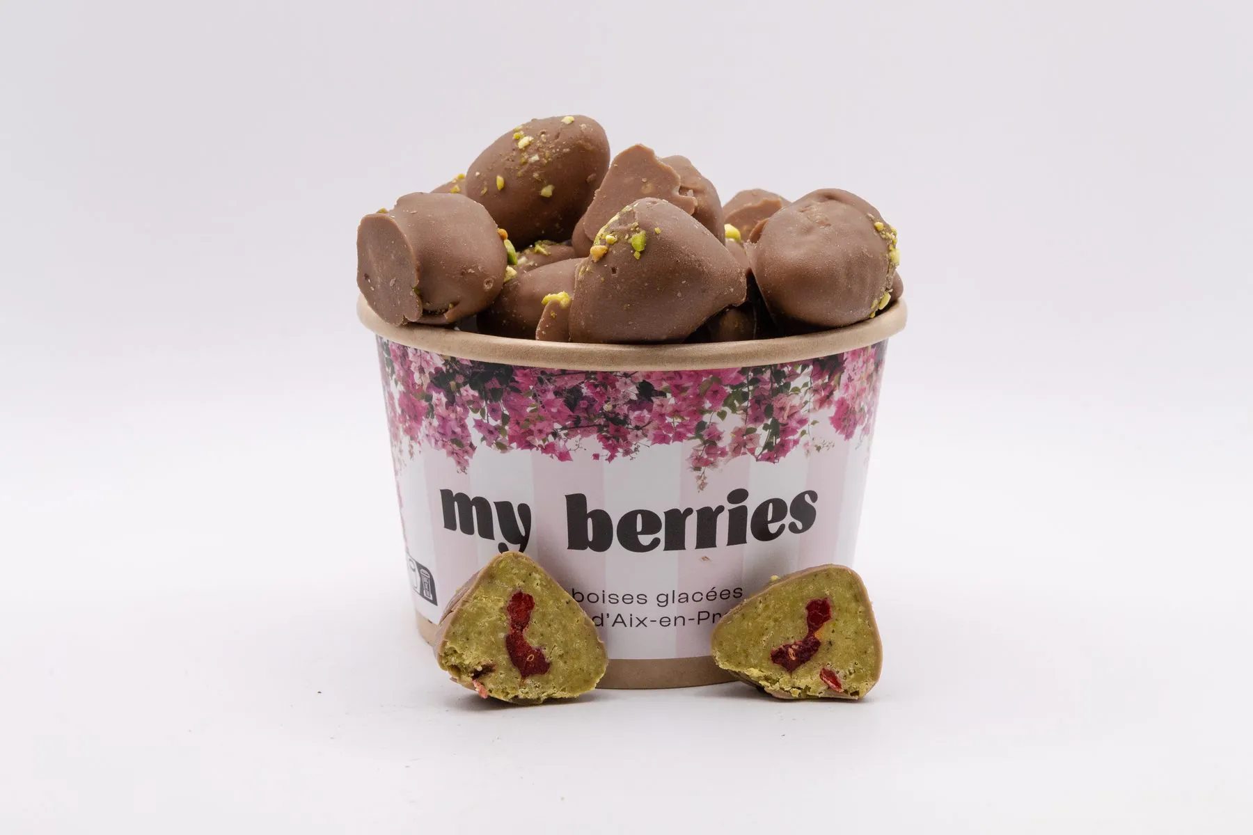 Un pot de framboises enrobées de chocolat au lait, vu du dessus