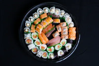 Grand plateau de sushis, makis et californias à partager à table Au Temple du Sushi à Bouc-Bel-Air