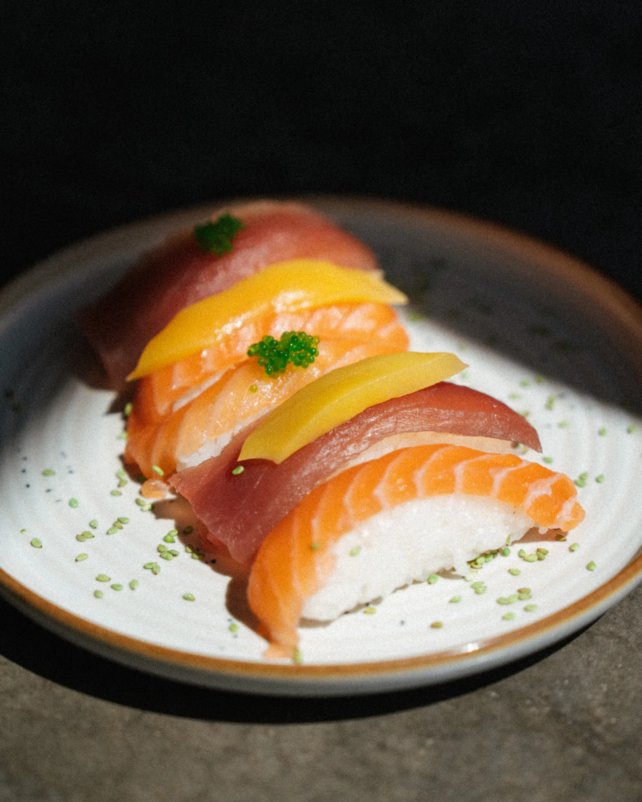 Nigiris au saumon et au thon garnis de mangue, à tremper côté poisson dans la sauce soja