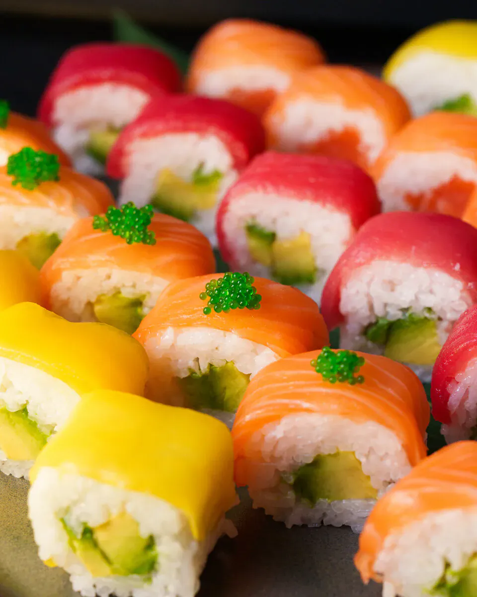 Assortiment de makis colorés au saumon, thon et mangue