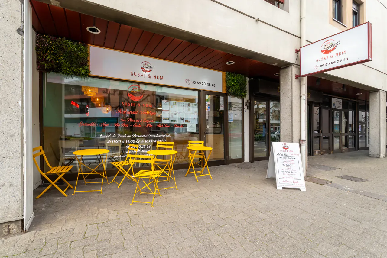 Facade and terrace of Sushi & Nem restaurant in Thonon