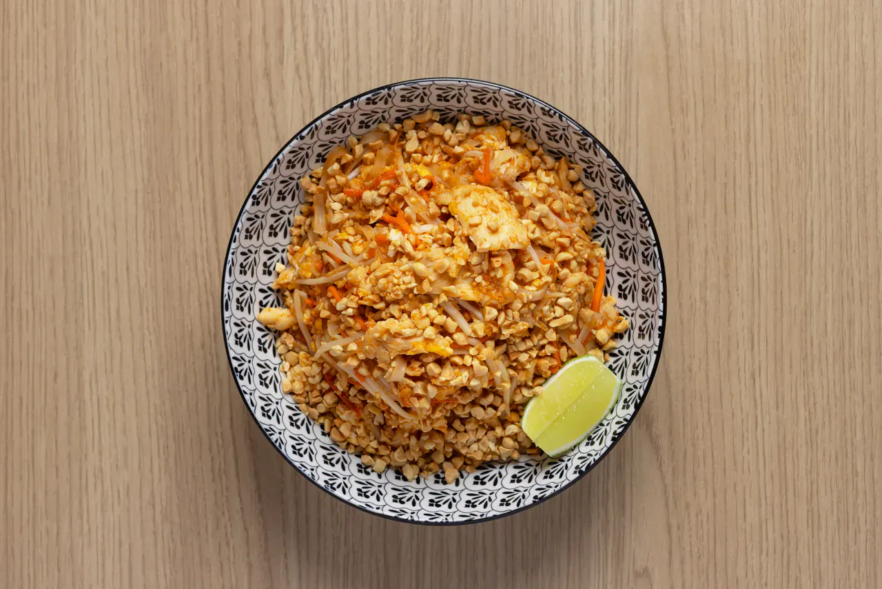 Pad thaï sauté au wok servi le midi chez Sushi & Nem à Thonon-les-Bains