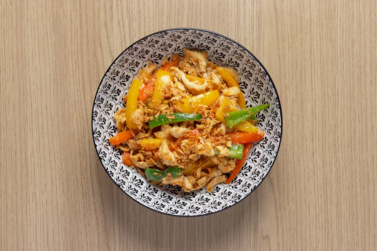 Poulet à la citronnelle et riz blanc préparés au wok