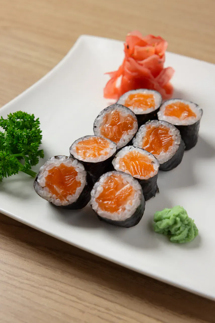 Makis préparés à la commande au comptoir de Sushi & Nem Makis préparés à la commande au comptoir de Sushi & Nem