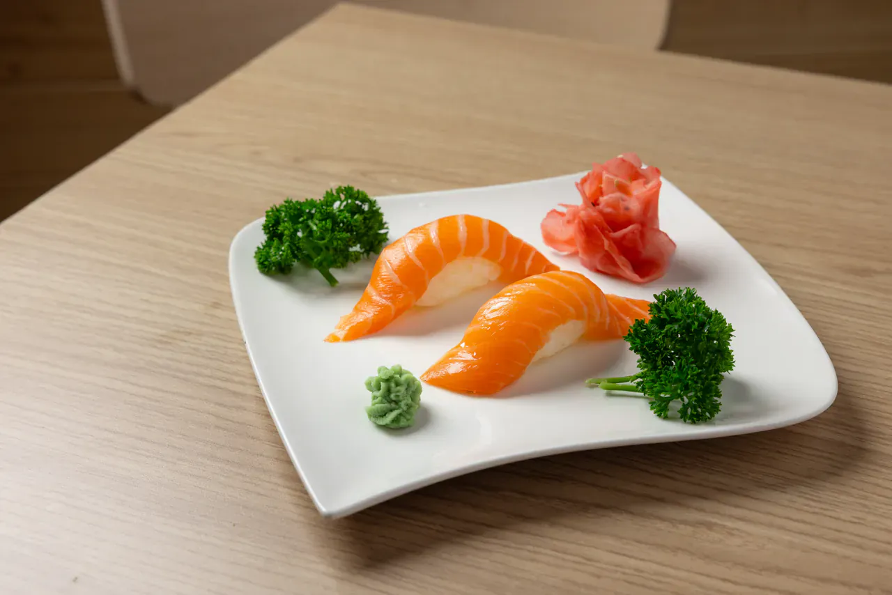Sushis saumon et thon taillés à la commande au comptoir de Sushi & Nem