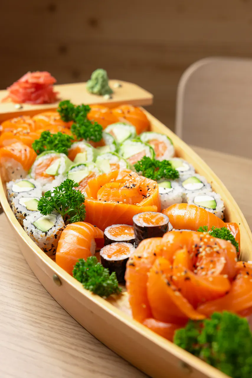 Plateau de sushis, makis et californias à partager chez Sushi & Nem Plateau de sushis, makis et californias à partager chez Sushi & Nem