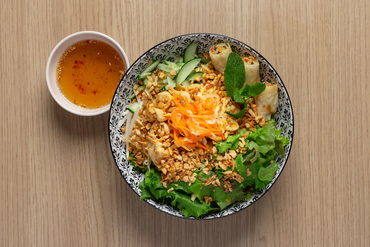 Bò bún vietnamien aux vermicelles et herbes fraîches chez Sushi & Nem Bò bún vietnamien aux vermicelles et herbes fraîches chez Sushi & Nem