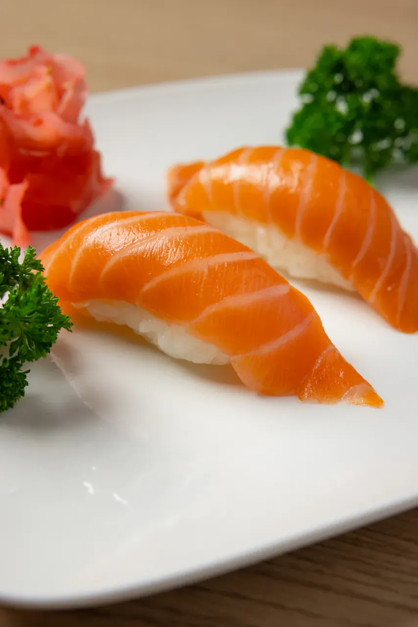 Sushis saumon et thon taillés au comptoir chez Sushi & Nem à Thonon Sushis saumon et thon taillés au comptoir chez Sushi & Nem à Thonon